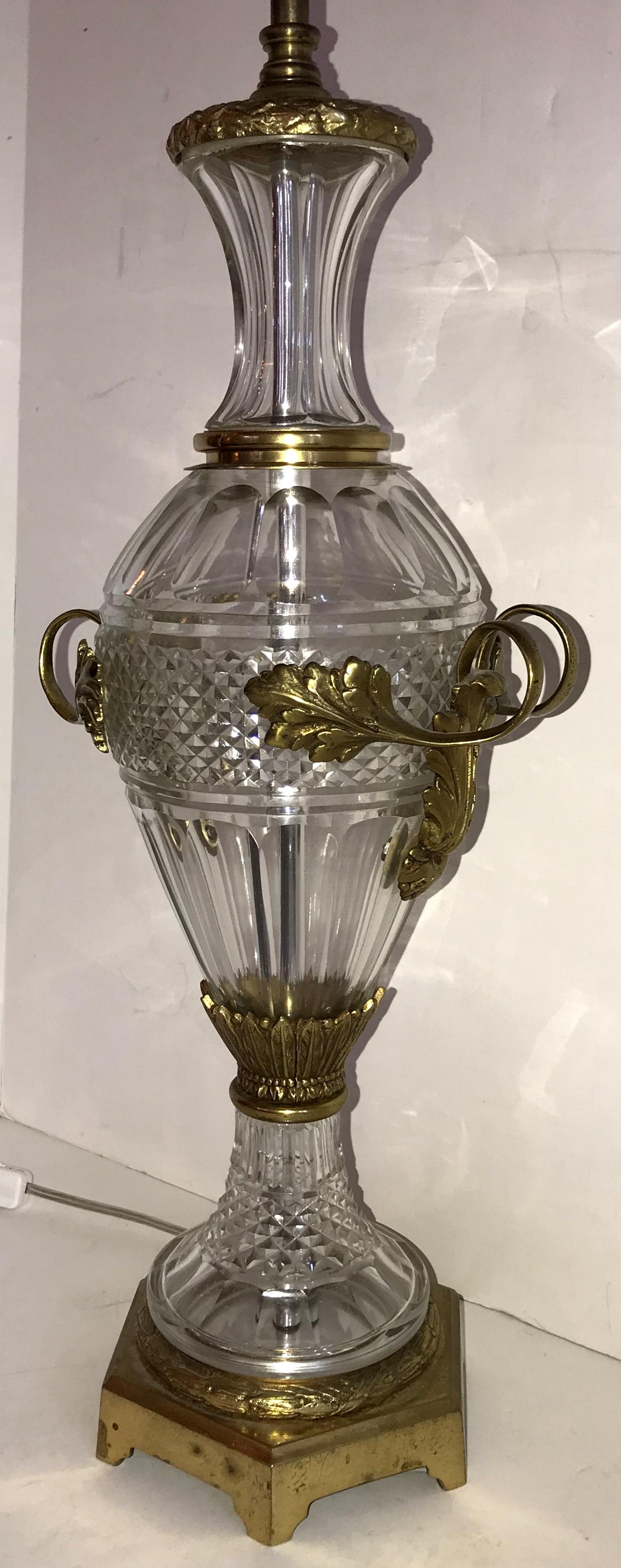 Français Paire de lampes-urnes filigranes françaises en cristal taillé et bronze doré montées en bronze doré de Baccarat en vente