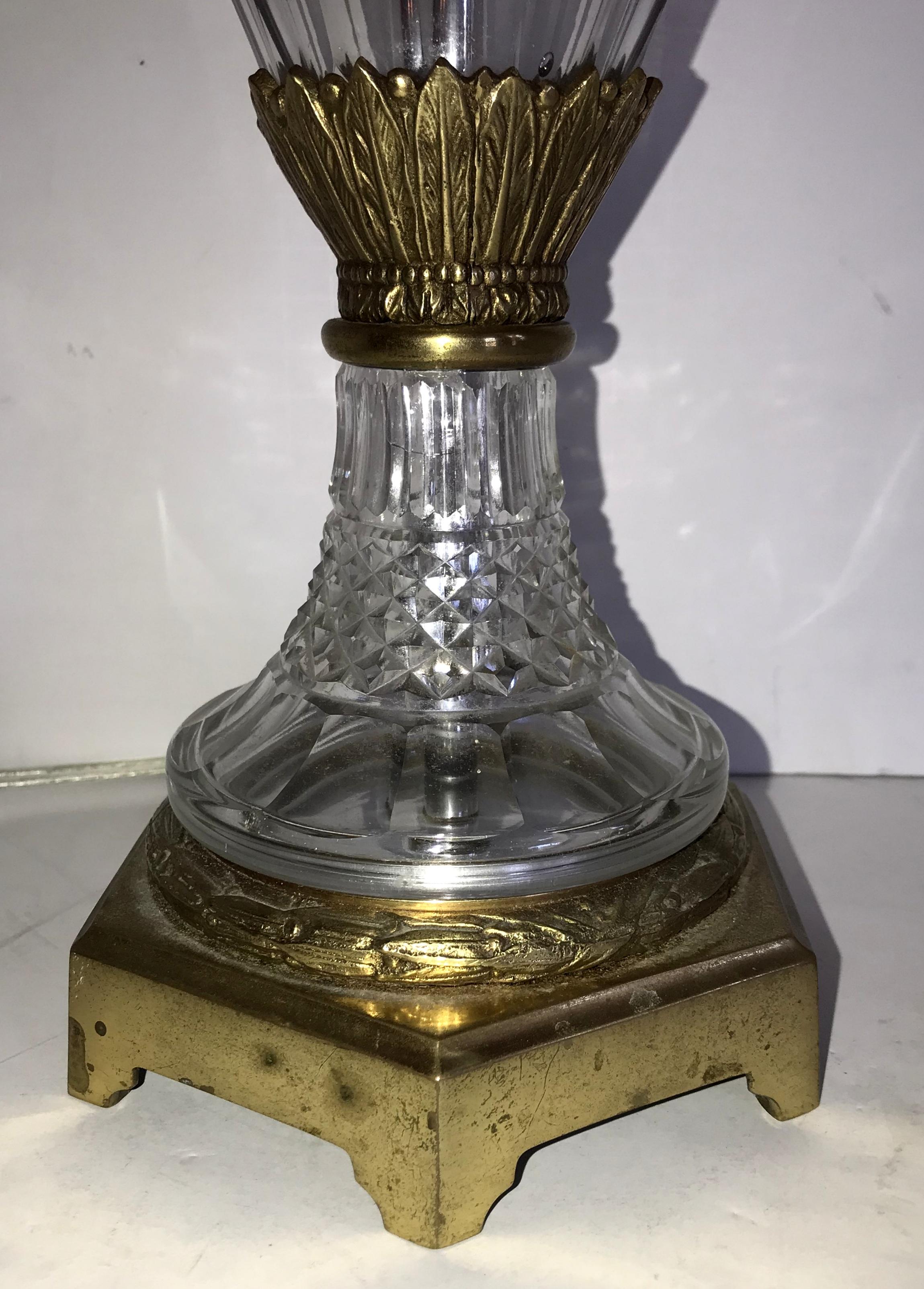 Facetté Paire de lampes-urnes filigranes françaises en cristal taillé et bronze doré montées en bronze doré de Baccarat en vente