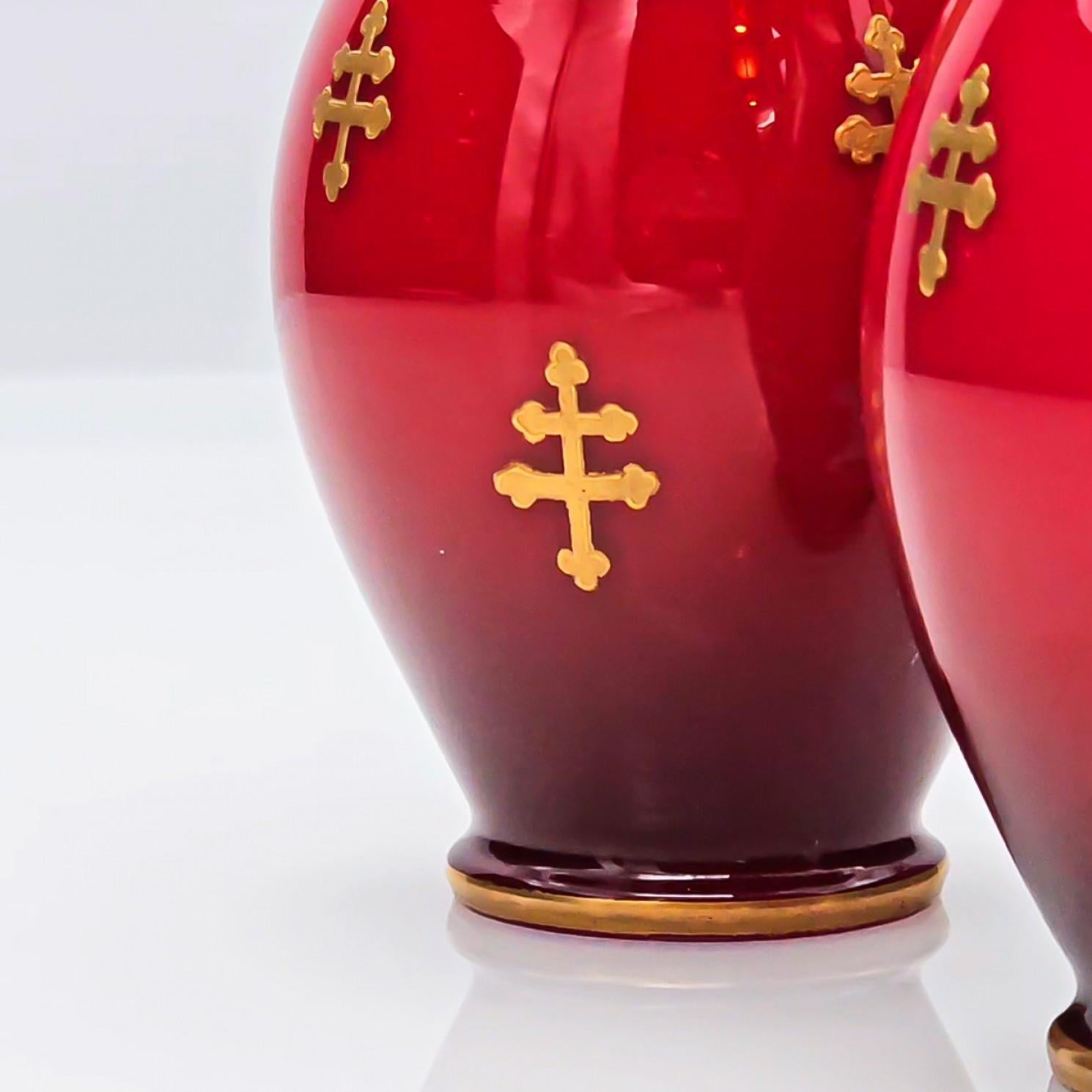Francese Baccarat, Coppia di vasi a balaustro rossi, decorazione dorata, 1880 in vendita