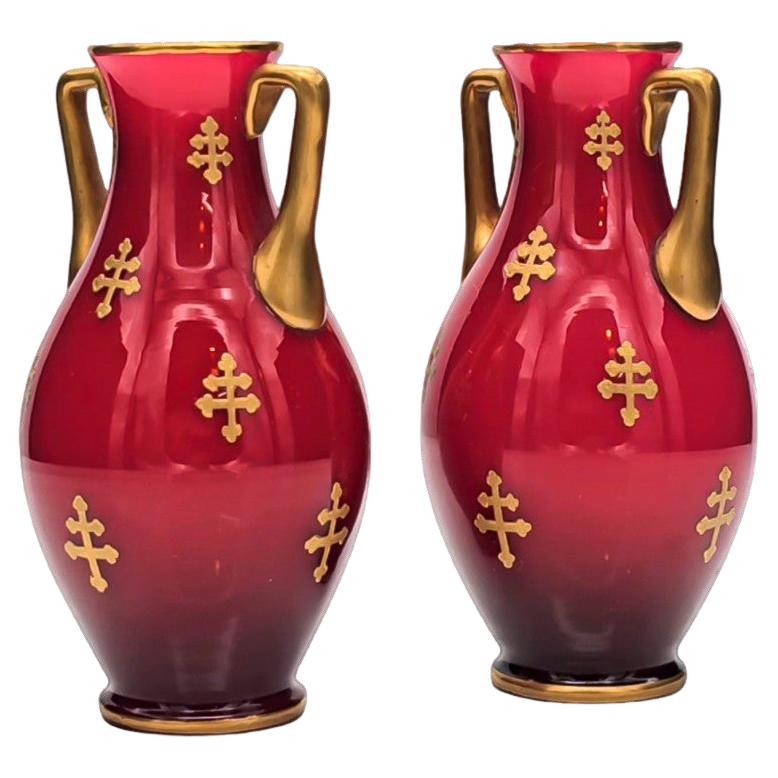 Paire de vases balustres rouges de Baccarat, décor doré, 1880