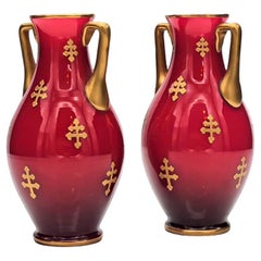 Paire de vases balustres rouges de Baccarat, décor doré, 1880