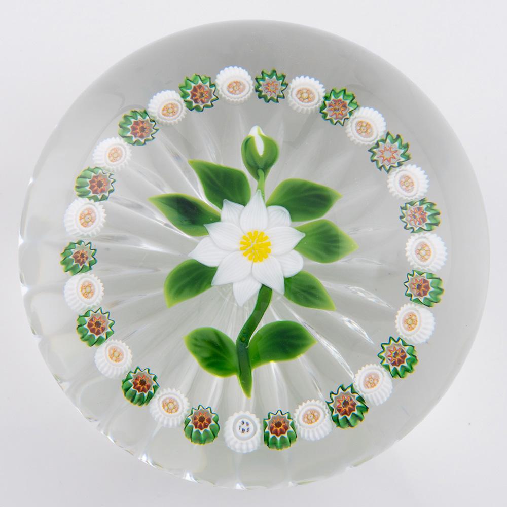 Überschrift : Baccarat Briefbeschwerer Double Clematis Millefiori 1992
Datum: 1992
Herkunft : Frankreich
Merkmale: Weiße doppelte Clematisblüte, Knospe und Blätter aus Lampwork mit einem äußeren Ring aus grünen und weißen Millefiori-Stäben auf einem