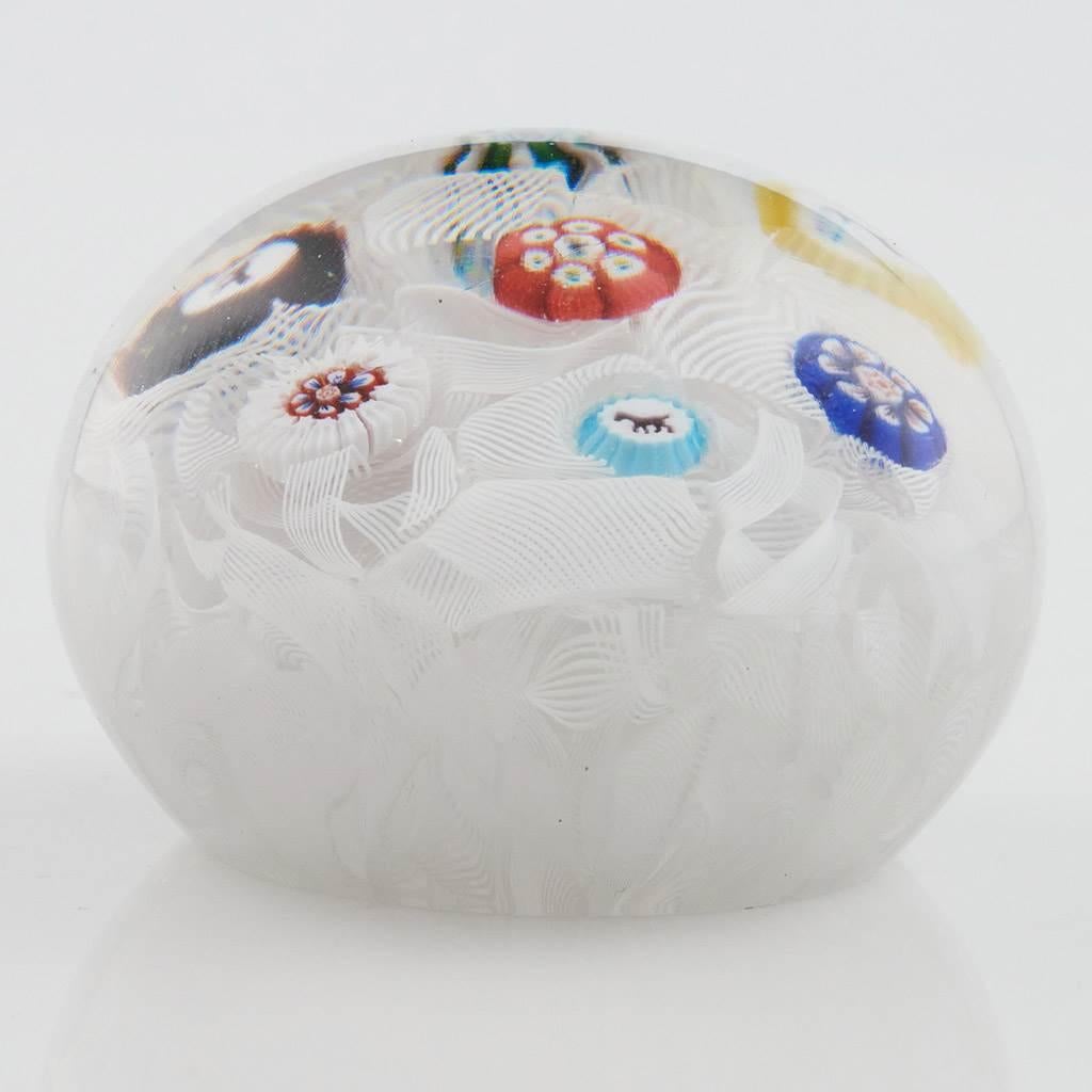 Francese Fermacarte Baccarat - Griglia su fondo di mussola c1850 in vendita