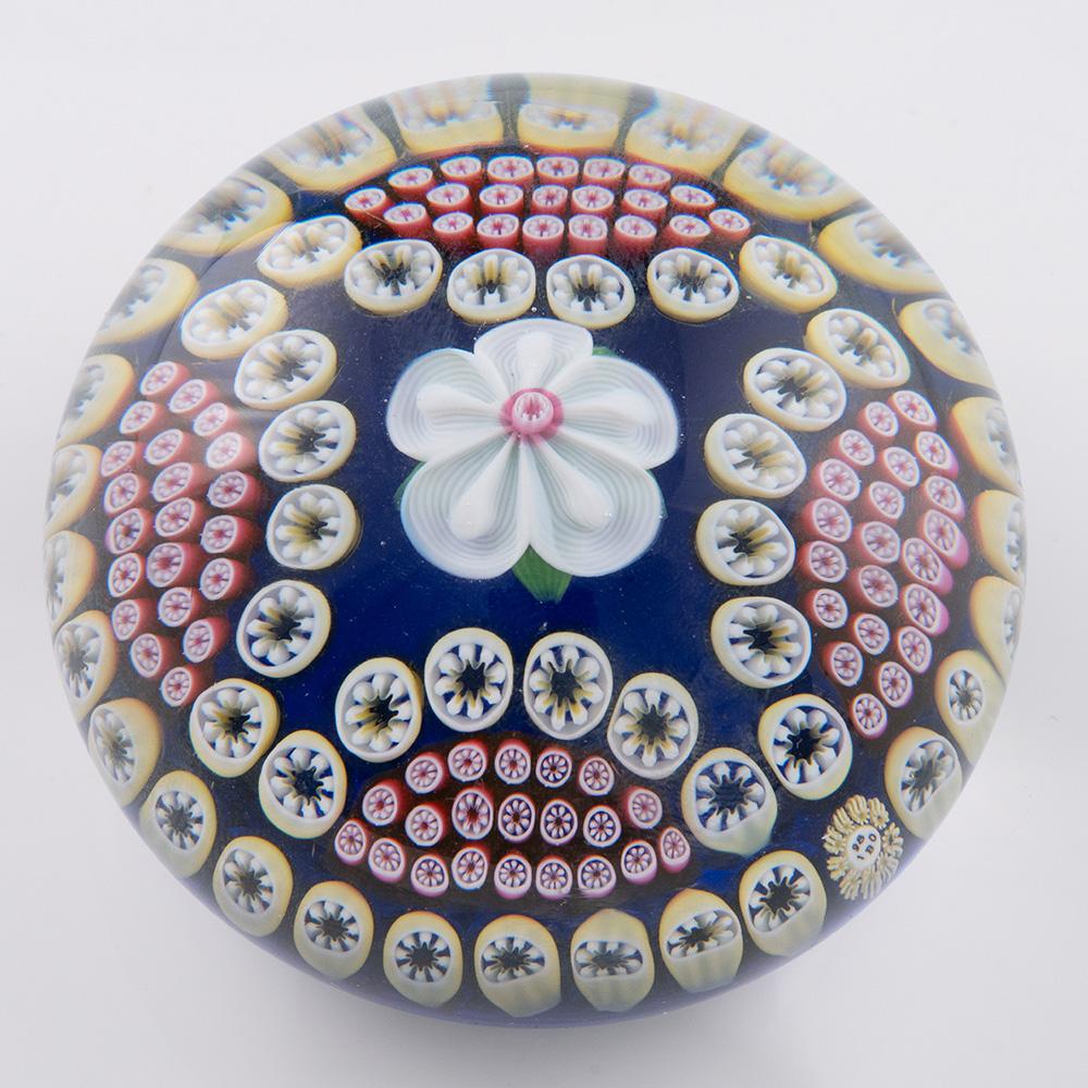 Fine XX secolo Baccarat Fermacarte Fiore Millefiori in vendita