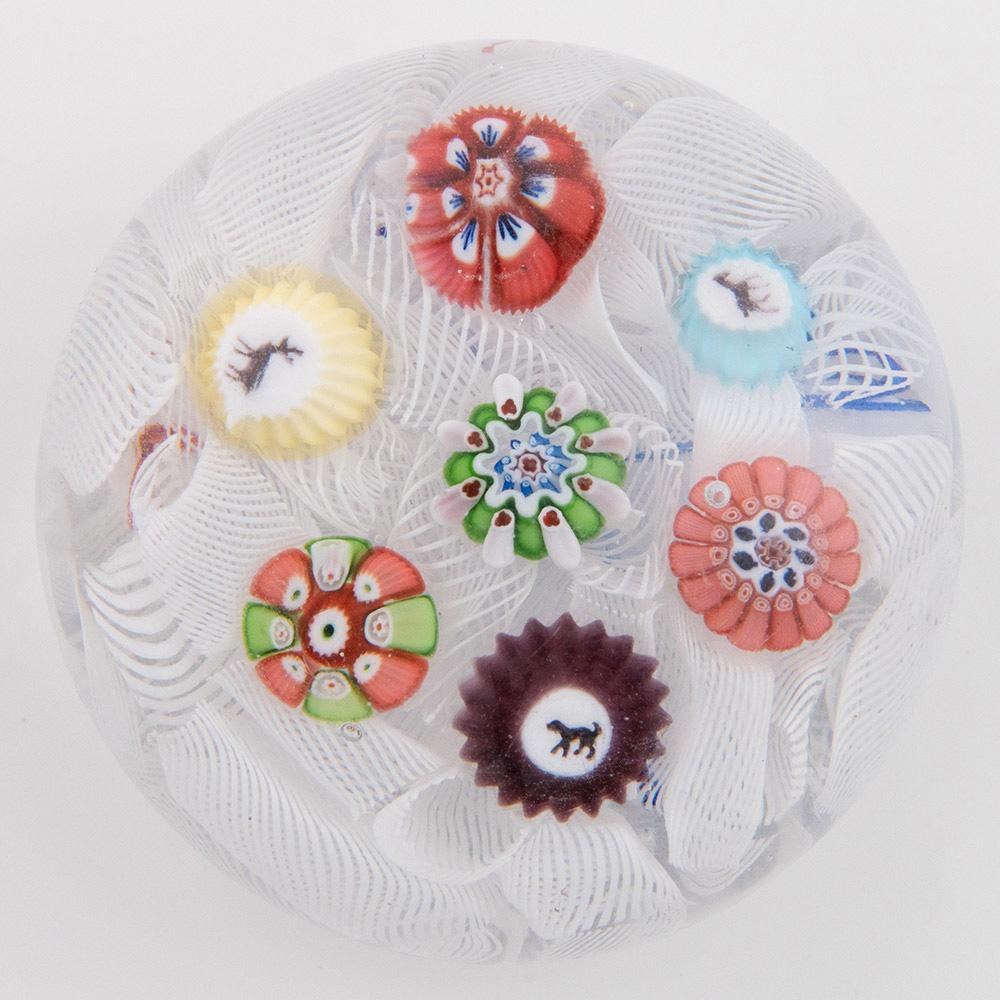 Überschrift : Antike Baccarat Briefbeschwerer mit Millefiori und Gittern auf Muslin Miniatur c1850
Datum : um 1850
Herkunft : Frankreich
Merkmale: Drei Gridel-Stöcke mit Hirsch, Pferd und Hund, durchsetzt mit drei Millefiori-Stöcken auf einem