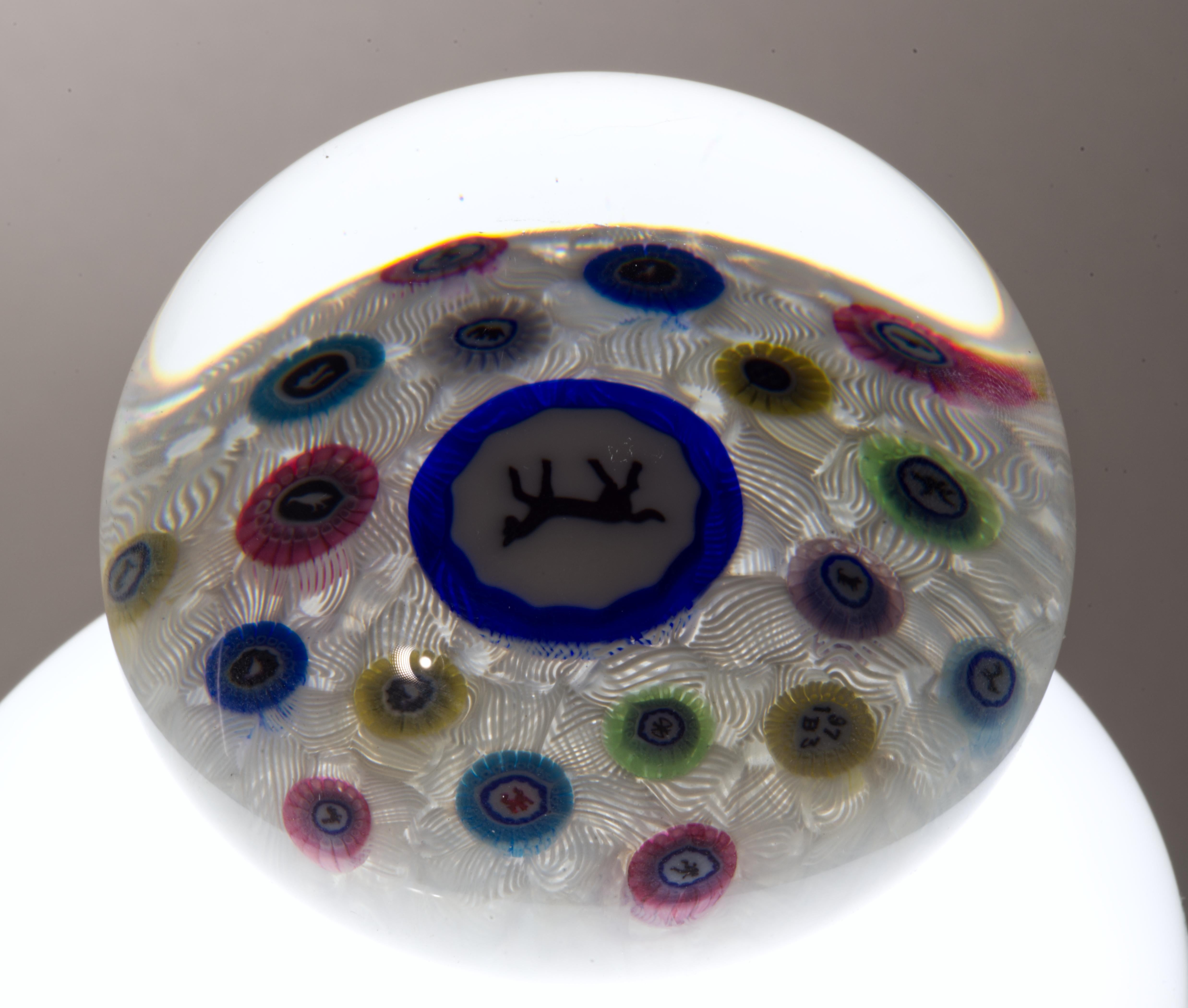 Verre Presse-papier de Baccarat avec Millefiori et Silhouette de cheval Gridel, 1973 en vente