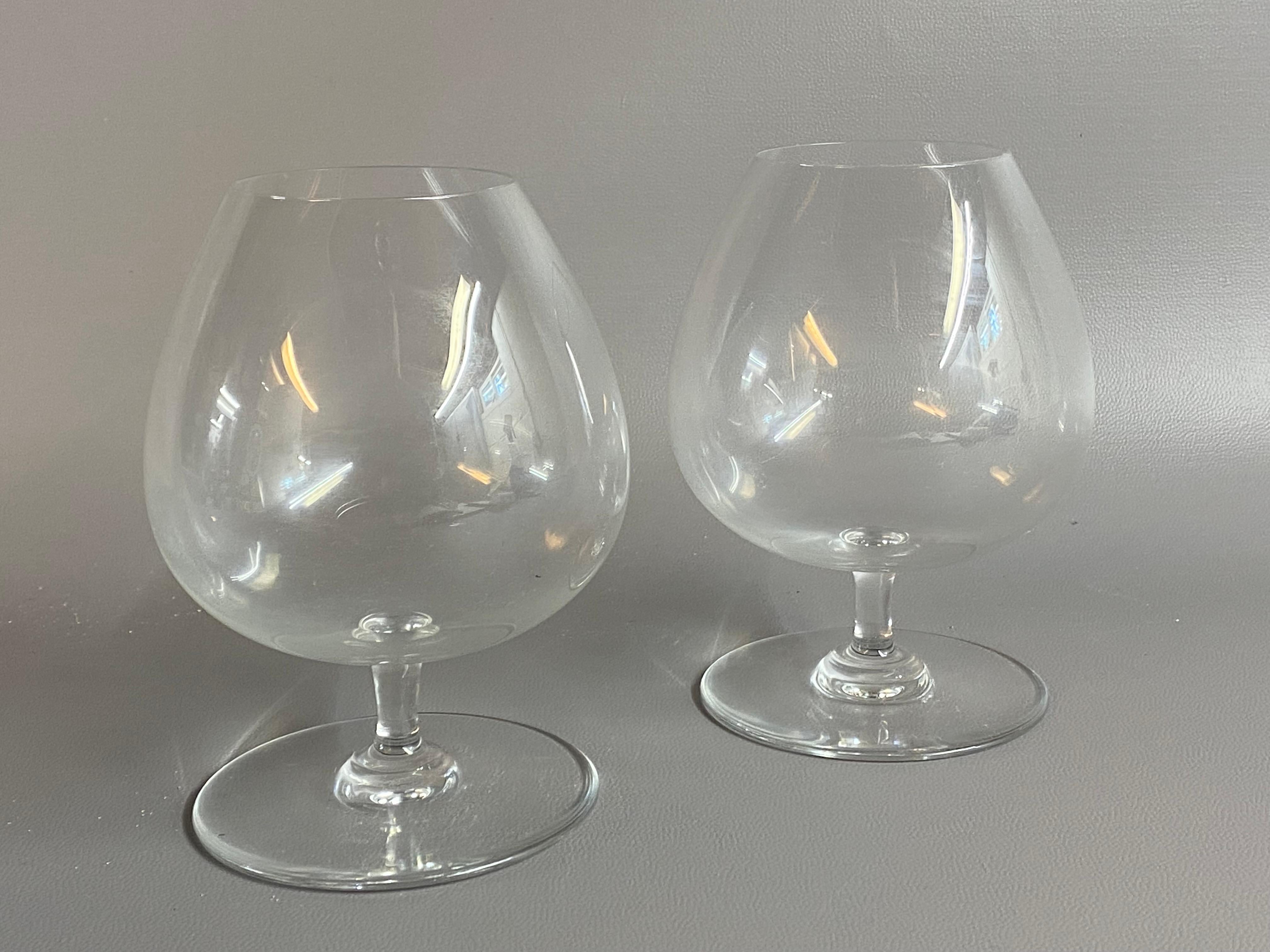 Un par de copas de brandy de cristal firmadas por Baccarat. Alrededor de 1980-90. La copa de coñac Perfección tiene un tallo corto y un cuenco ancho en forma de globo. La gran superficie del cuenco permite que se liberen los aromas y las notas,