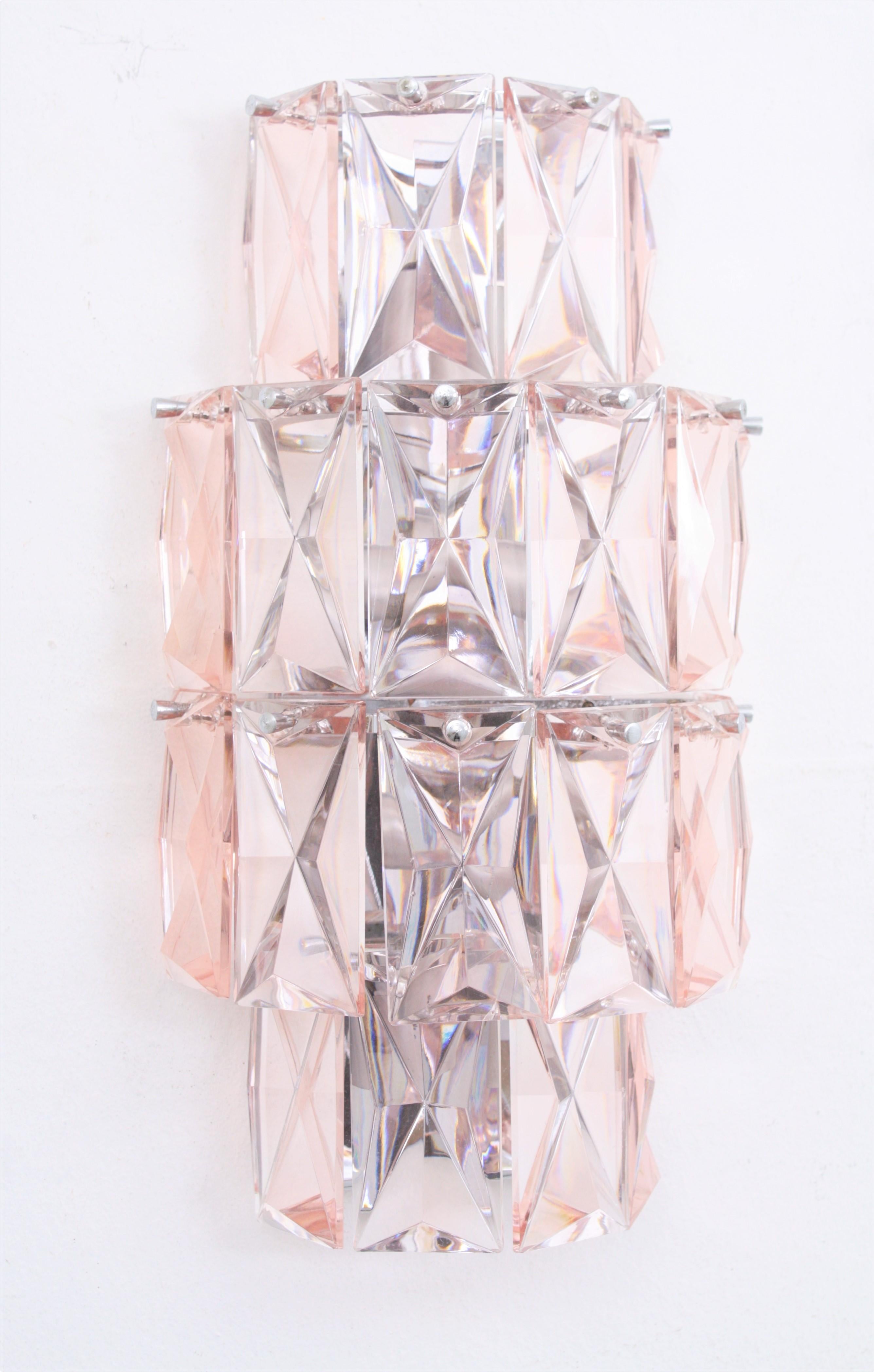 Large Mid-Century Modern pink crystal wall sconce attributed to Baccarat, France, 1960s
This wall sconce has 20 rectangular shaped pink crystal pieces distributed in four tiers and mounted on a metal chromed backplate.
Holds four candelabra E14