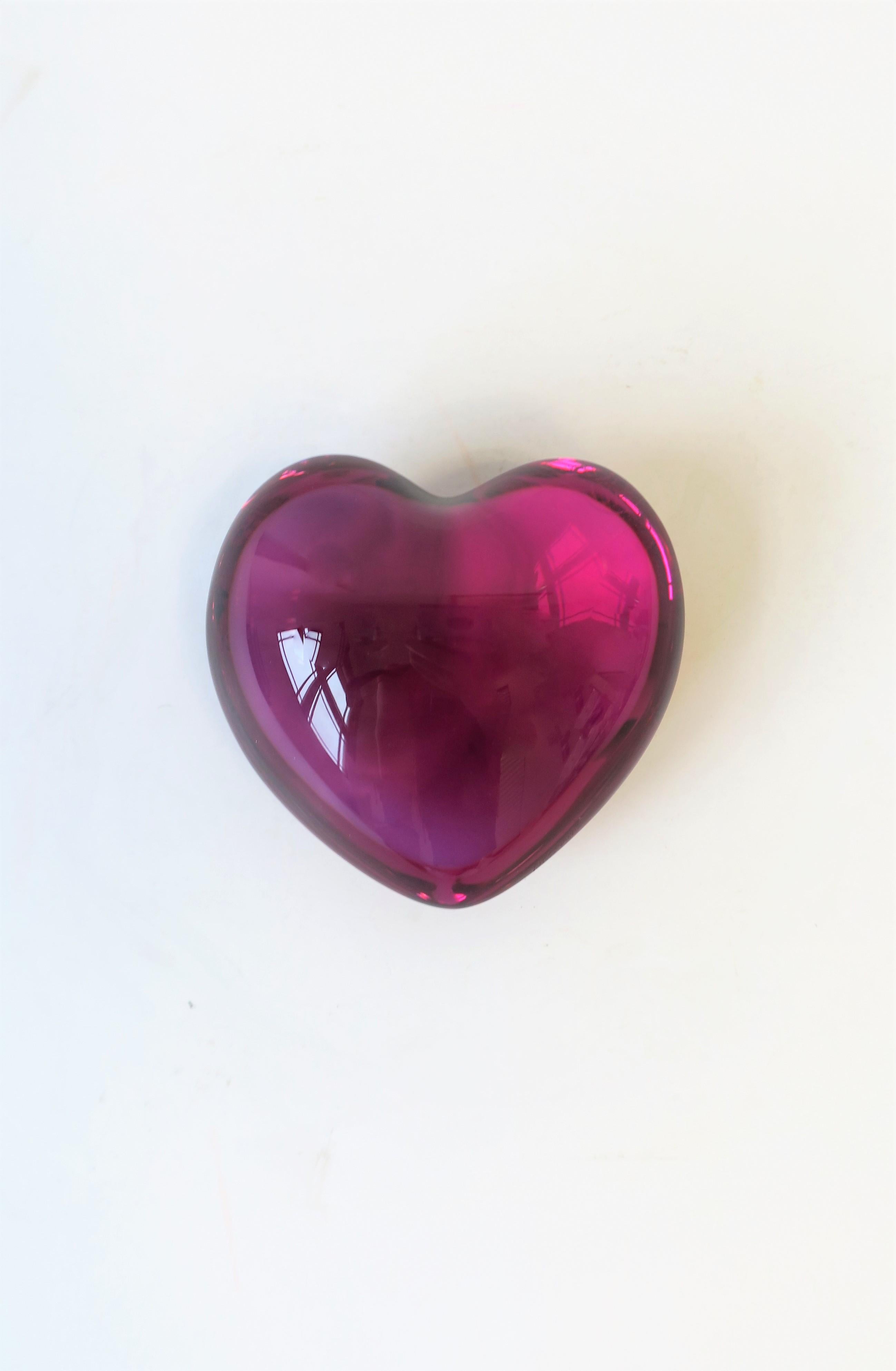 From luxury crystal maker Baccarat a beautiful red raspberry heart paperweight or decorative object with original box, circa early 21st Century. Heart is laser cut with a small 