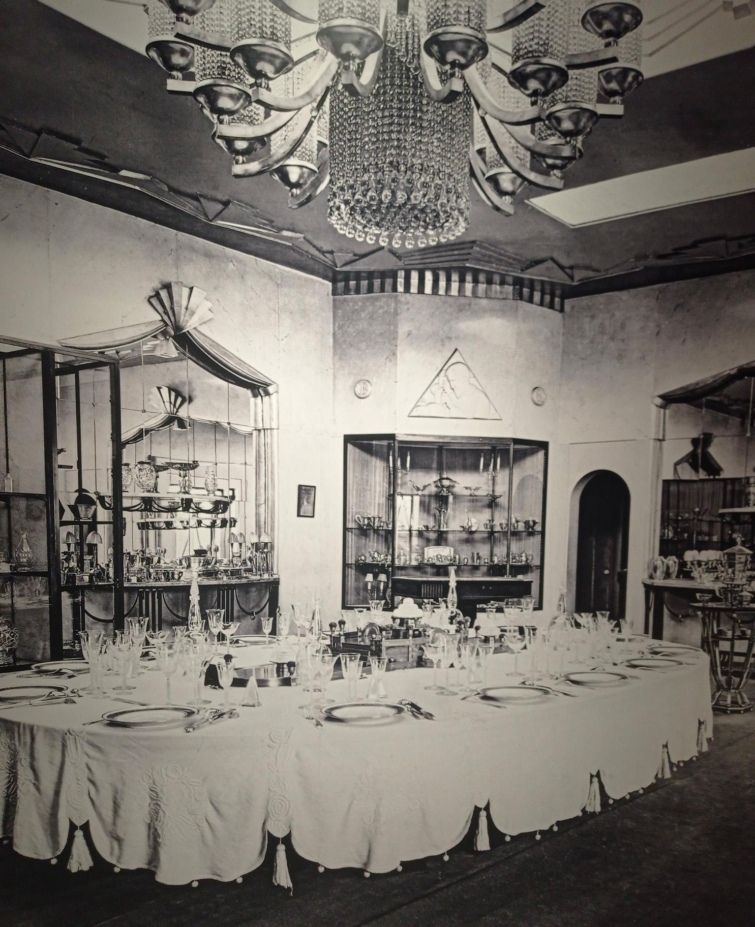 Bicchiere da vino rosso in cristallo Baccarat del servizio Jets d'Eau, disegnato da Georges Chevalier per l'Esposizione Internazionale di Parigi del 1925.

I bicchieri di cristallo con getti d'acqua stilizzati incisi riflettono l'epoca Art Deco. Il