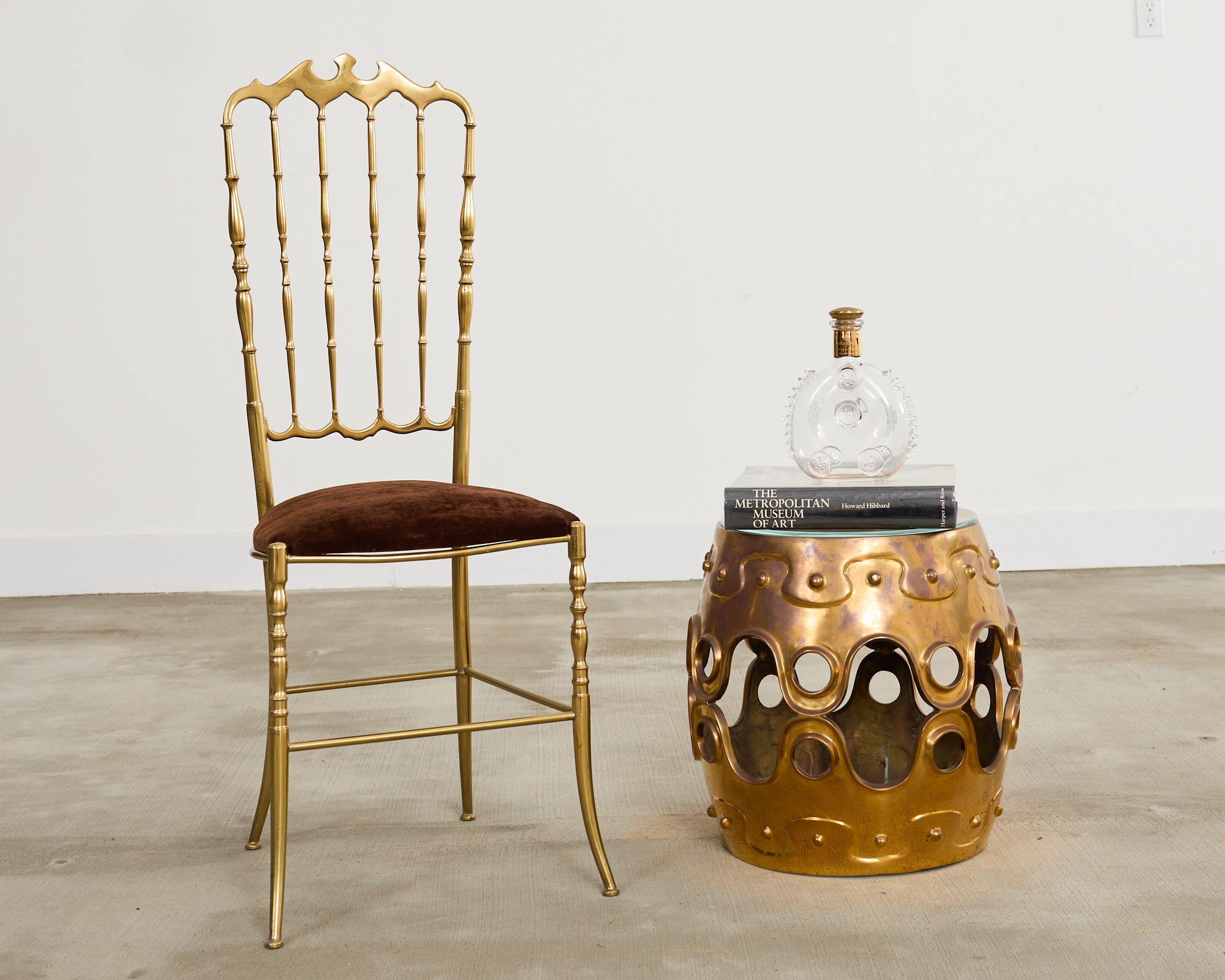 Iconici decanter per cognac Louis Martin XIII realizzati a mano da Baccarat. I decanter in cristallo sono dotati di un tappo in ottone leggermente patinato con una firma incisa sul fondo. Al prezzo individuale ne abbiamo 20 disponibili, tutti