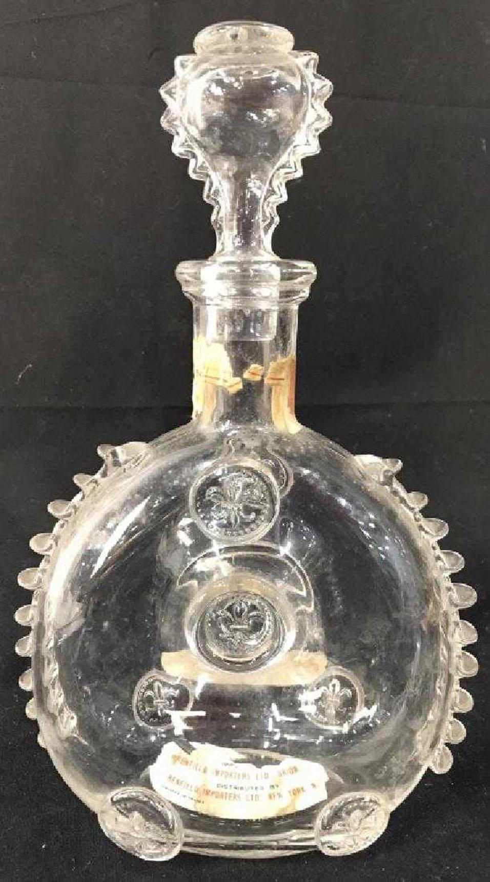 Vintage Baccarat Remy Martin Louis XIII crystal decanter bottle with stopper, decorated with fleur-de-lis medallions and ruffled edges or spiny trim. Designed to hold Grande Champagne Louis XIII cognac, the underside is acid-etched with the Baccarat