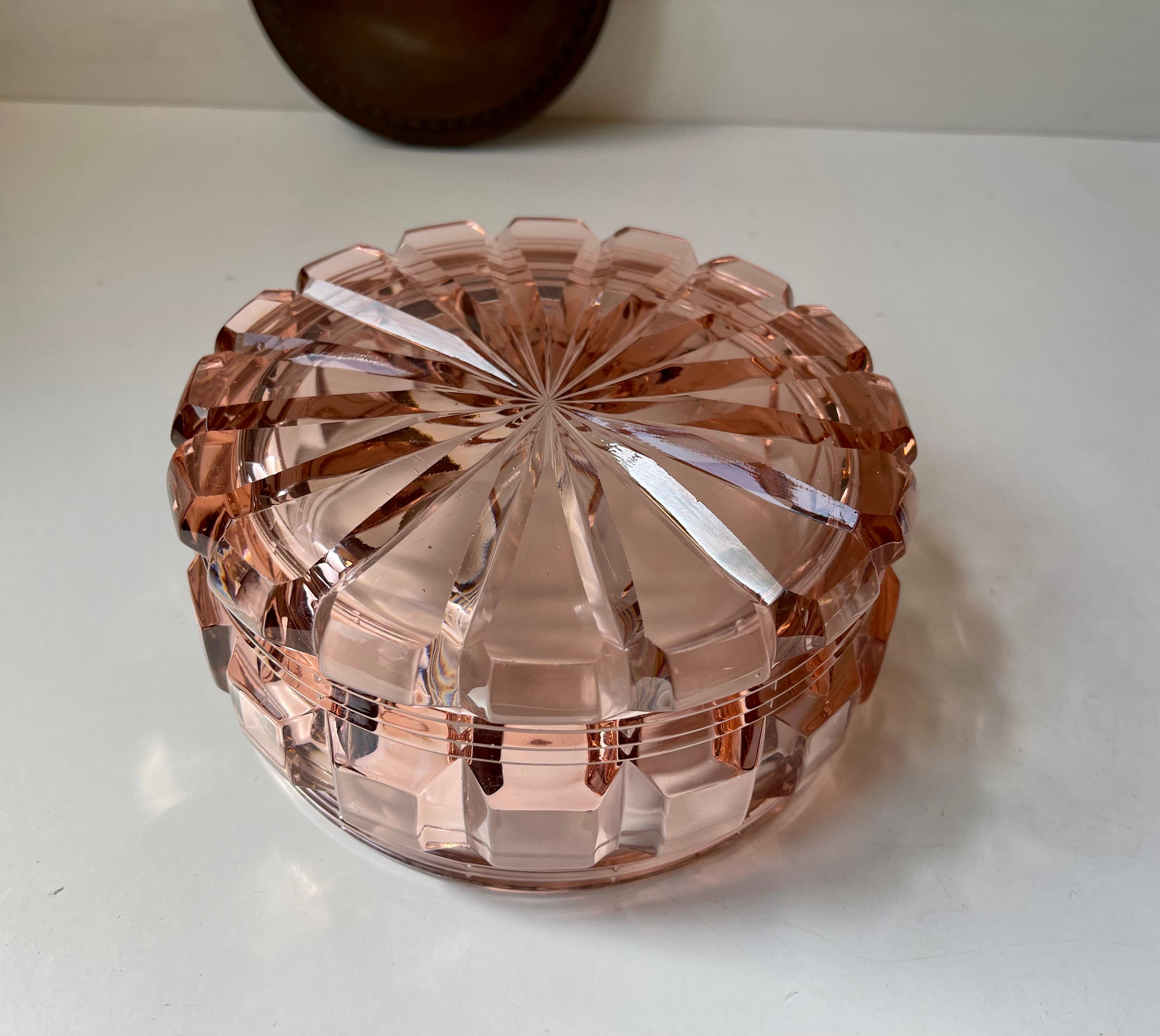 JAR en cristal rose et cuivre de Baccarat, France années 1930 en vente 1