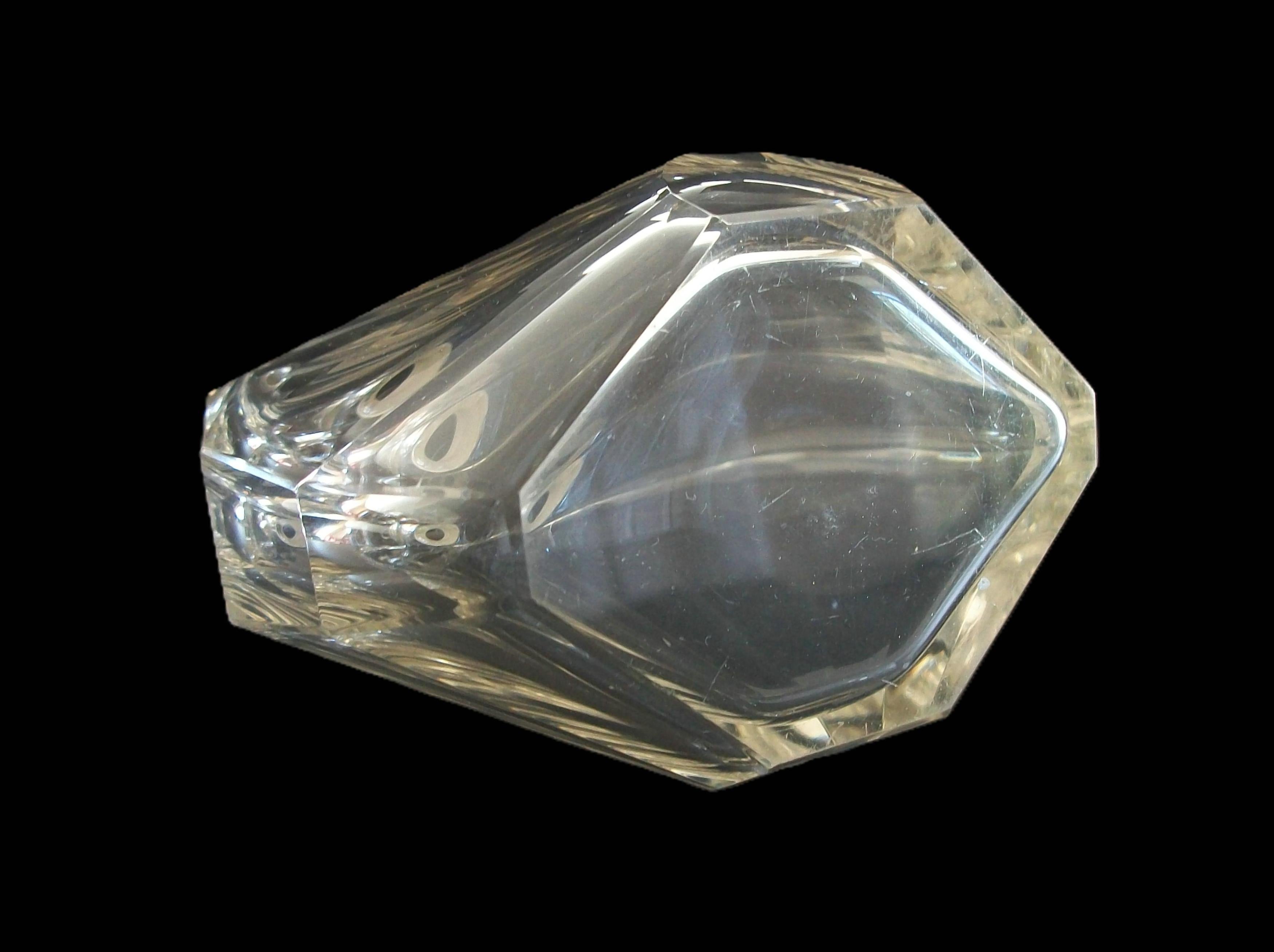 BACCARAT - Flacon à parfum en cristal taillé monté sur argent royal - France - Circa 1925 en vente 2