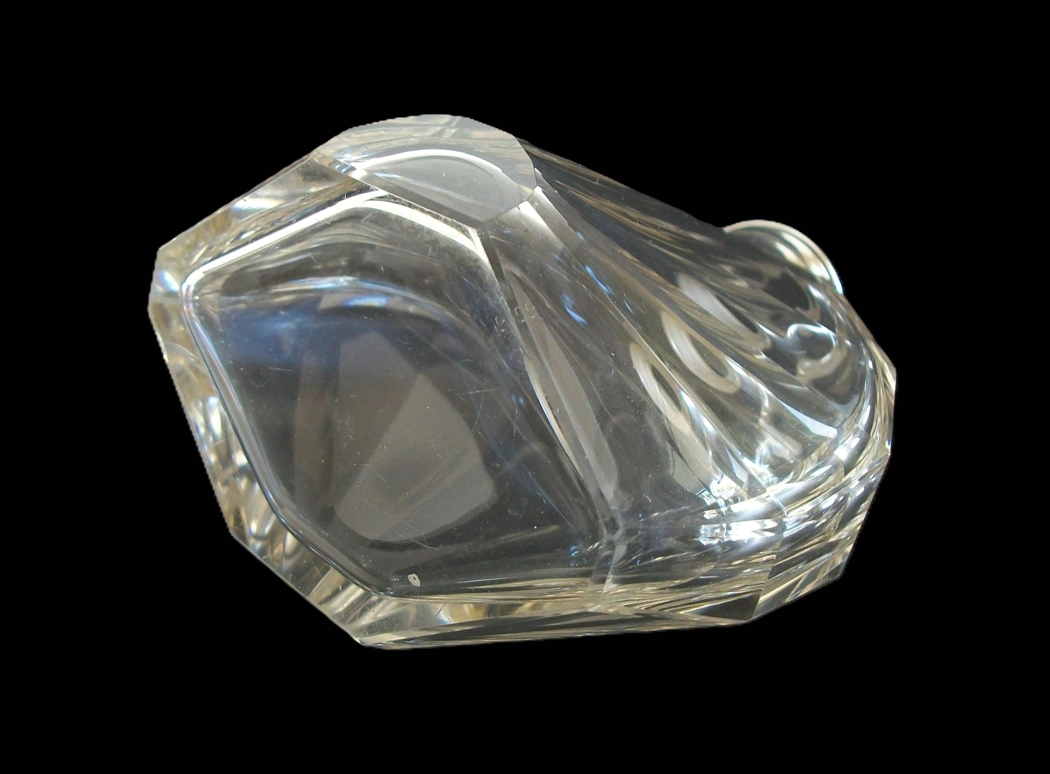 BACCARAT - Flacon à parfum en cristal taillé monté sur argent royal - France - Circa 1925 en vente 3
