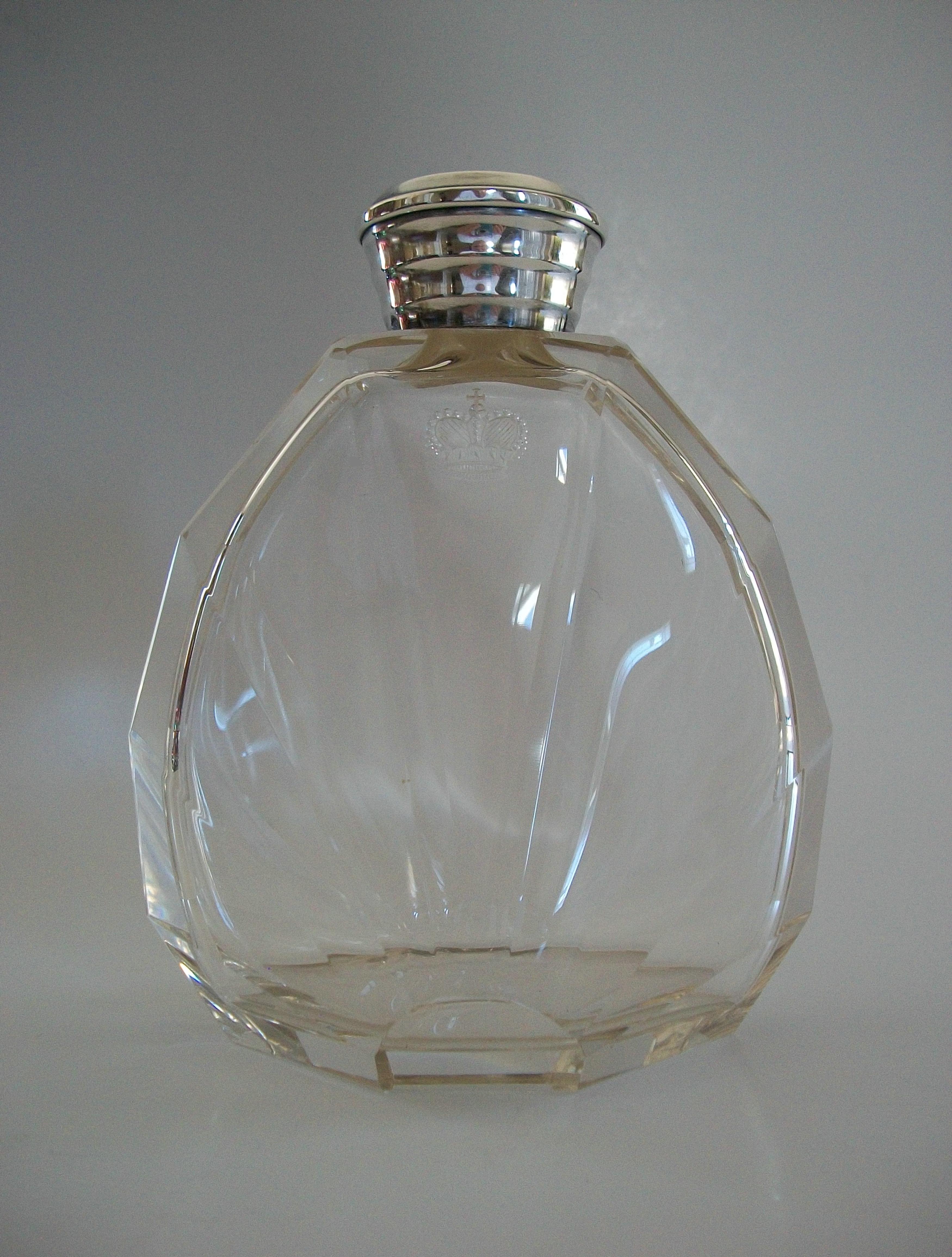 BACCARAT - Flacon à parfum en cristal taillé monté sur argent royal - France - Circa 1925 en vente 5