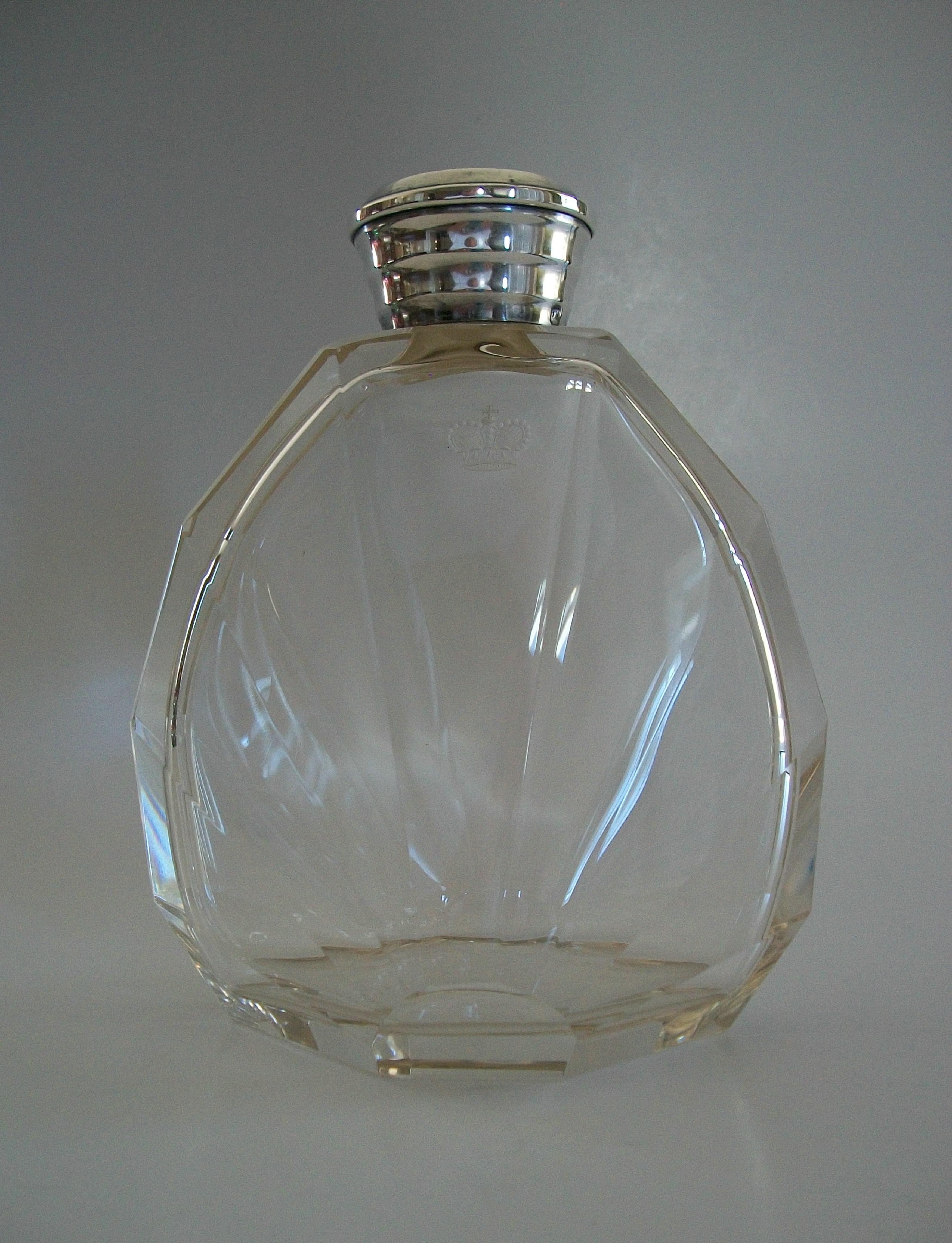 BACCARAT - Flacon à parfum en cristal taillé monté sur argent royal - France - Circa 1925 en vente 6