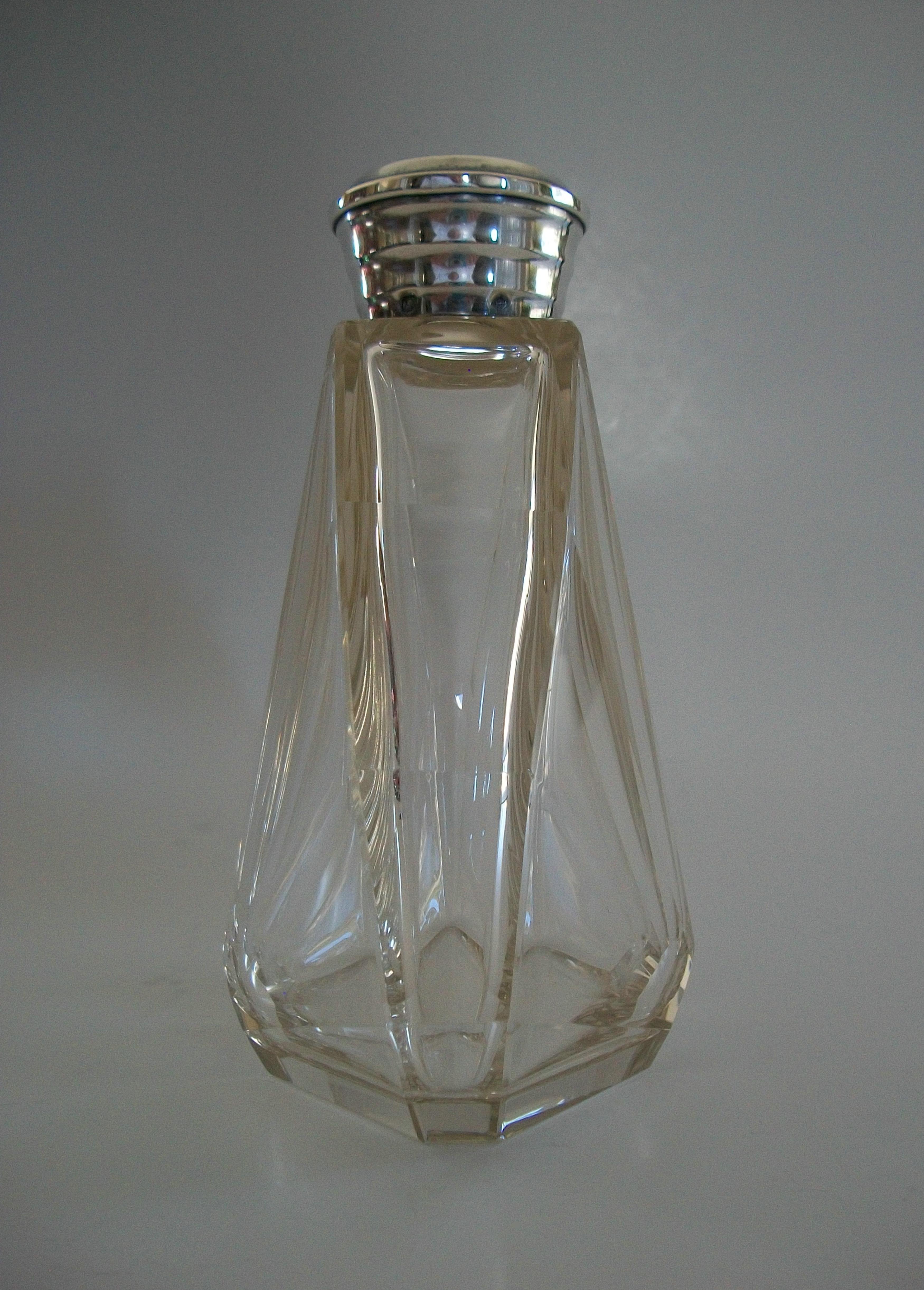 BACCARAT - Flacon à parfum en cristal taillé monté sur argent royal - France - Circa 1925 en vente 7