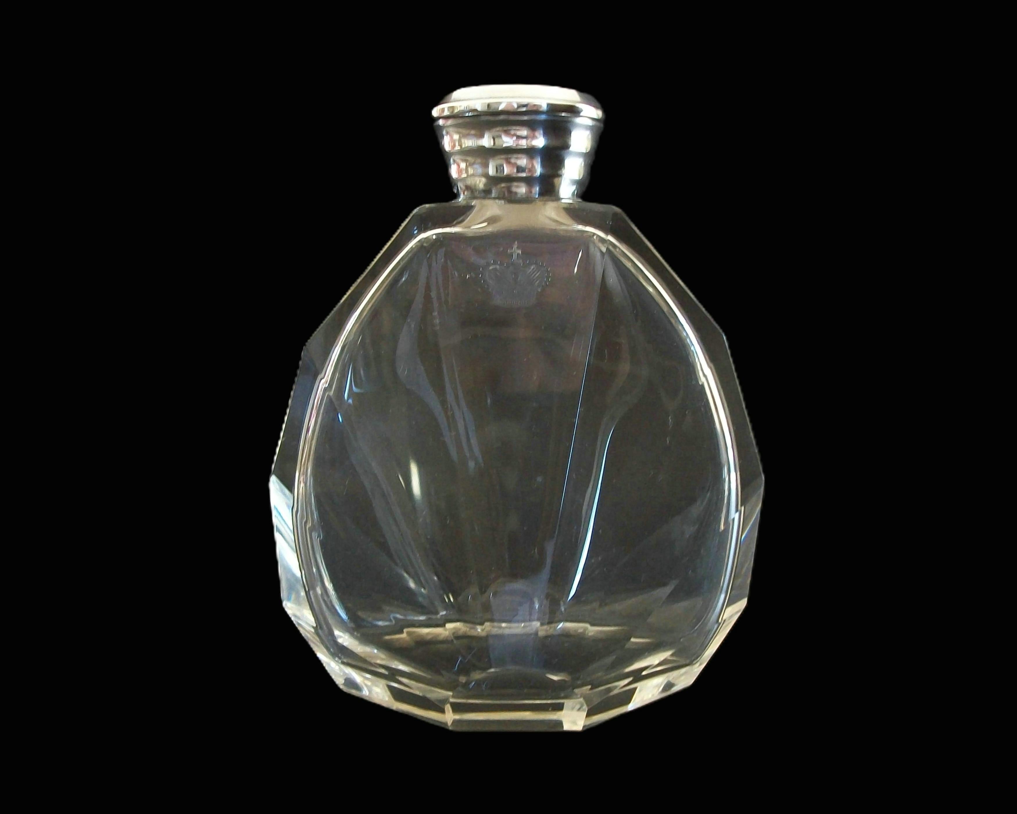 BACCARAT - Flacon de parfum en cristal taillé de style Art déco royal avec collier en argent sterling monté à l'anglaise - présentant un grand flacon en forme d'éventail aplati avec une couronne impériale gravée sous le col (royale inconnue/non