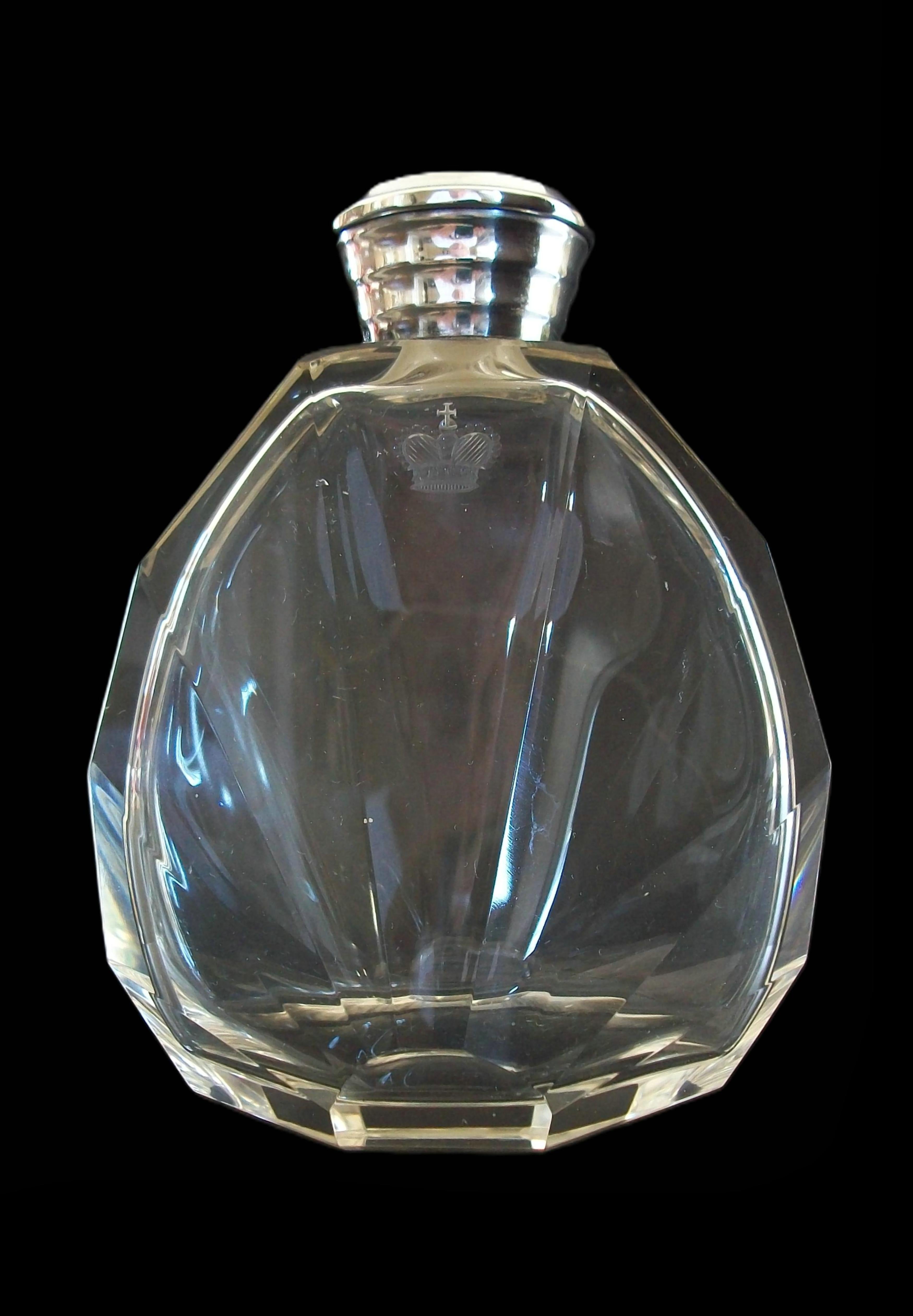 Art déco BACCARAT - Flacon à parfum en cristal taillé monté sur argent royal - France - Circa 1925 en vente