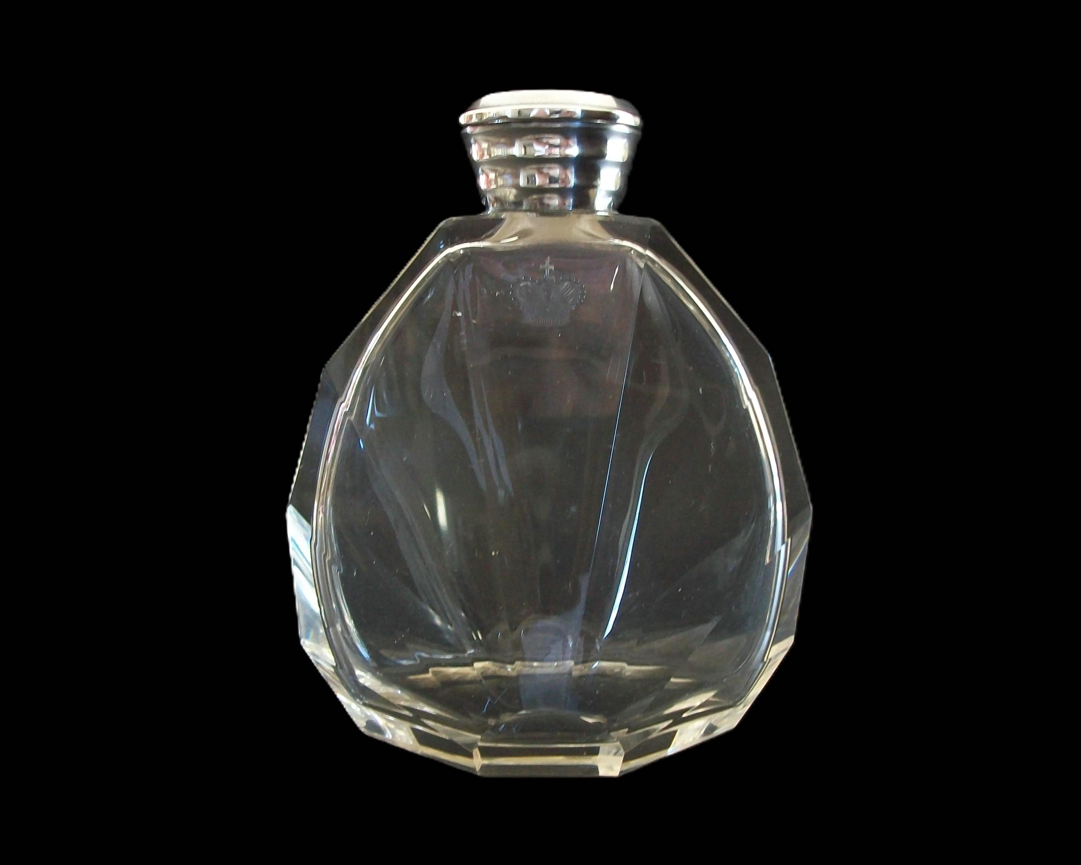 Français BACCARAT - Flacon à parfum en cristal taillé mont�é sur argent royal - France - Circa 1925 en vente