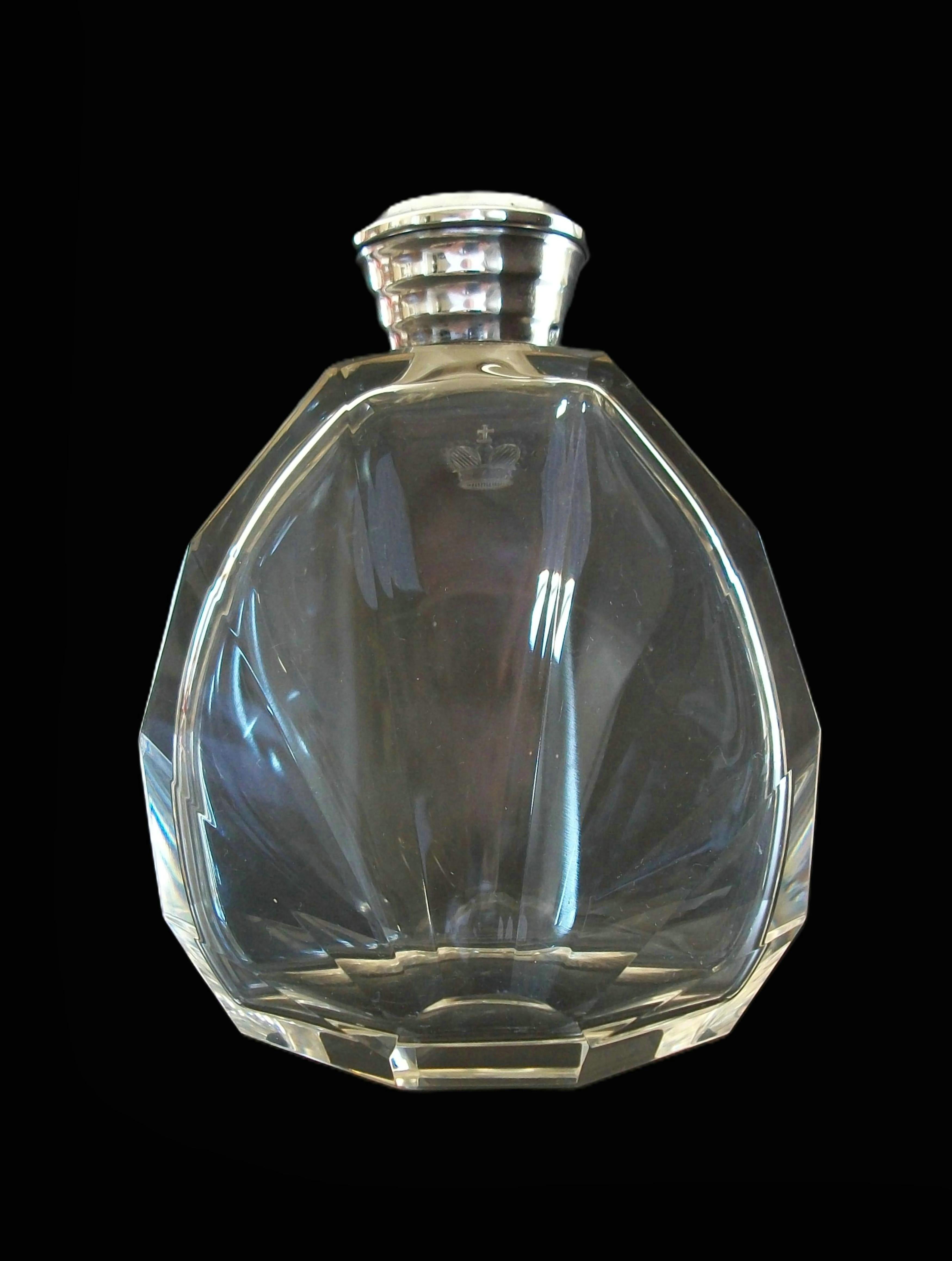 Buriné BACCARAT - Flacon à parfum en cristal taillé monté sur argent royal - France - Circa 1925 en vente