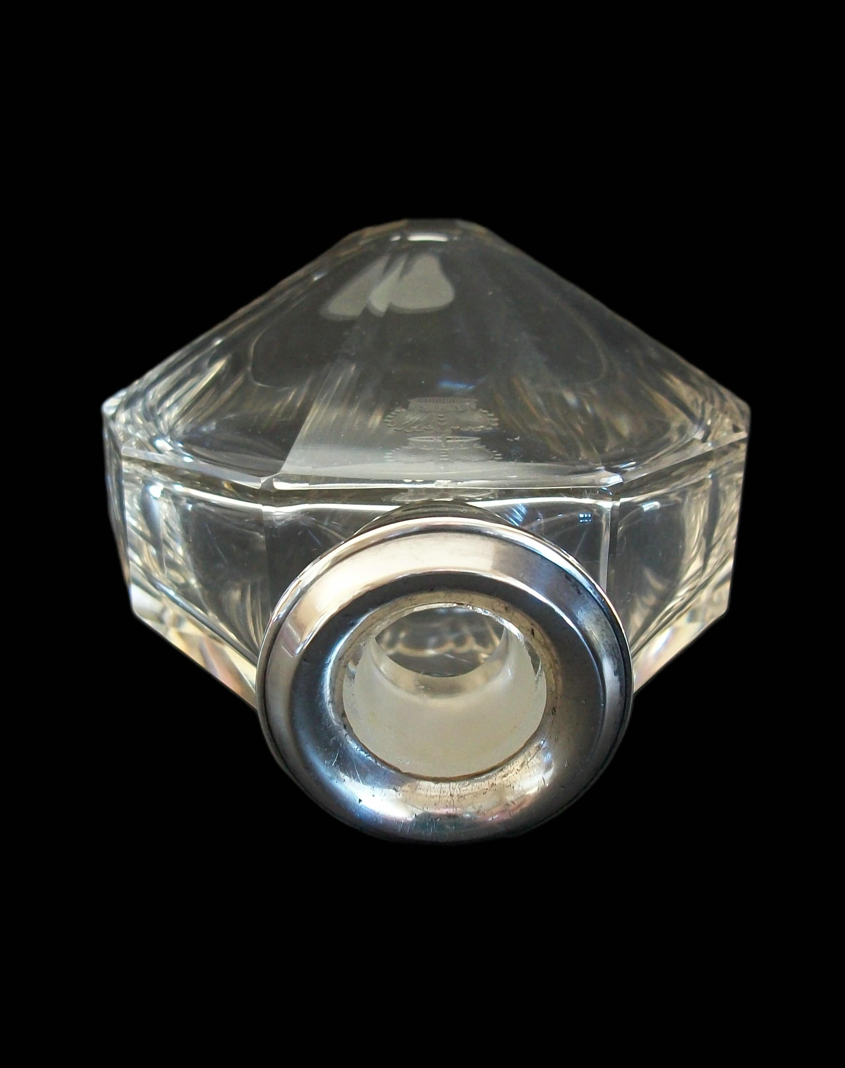 BACCARAT - Flacon à parfum en cristal taillé monté sur argent royal - France - Circa 1925 Bon état - En vente à Chatham, ON