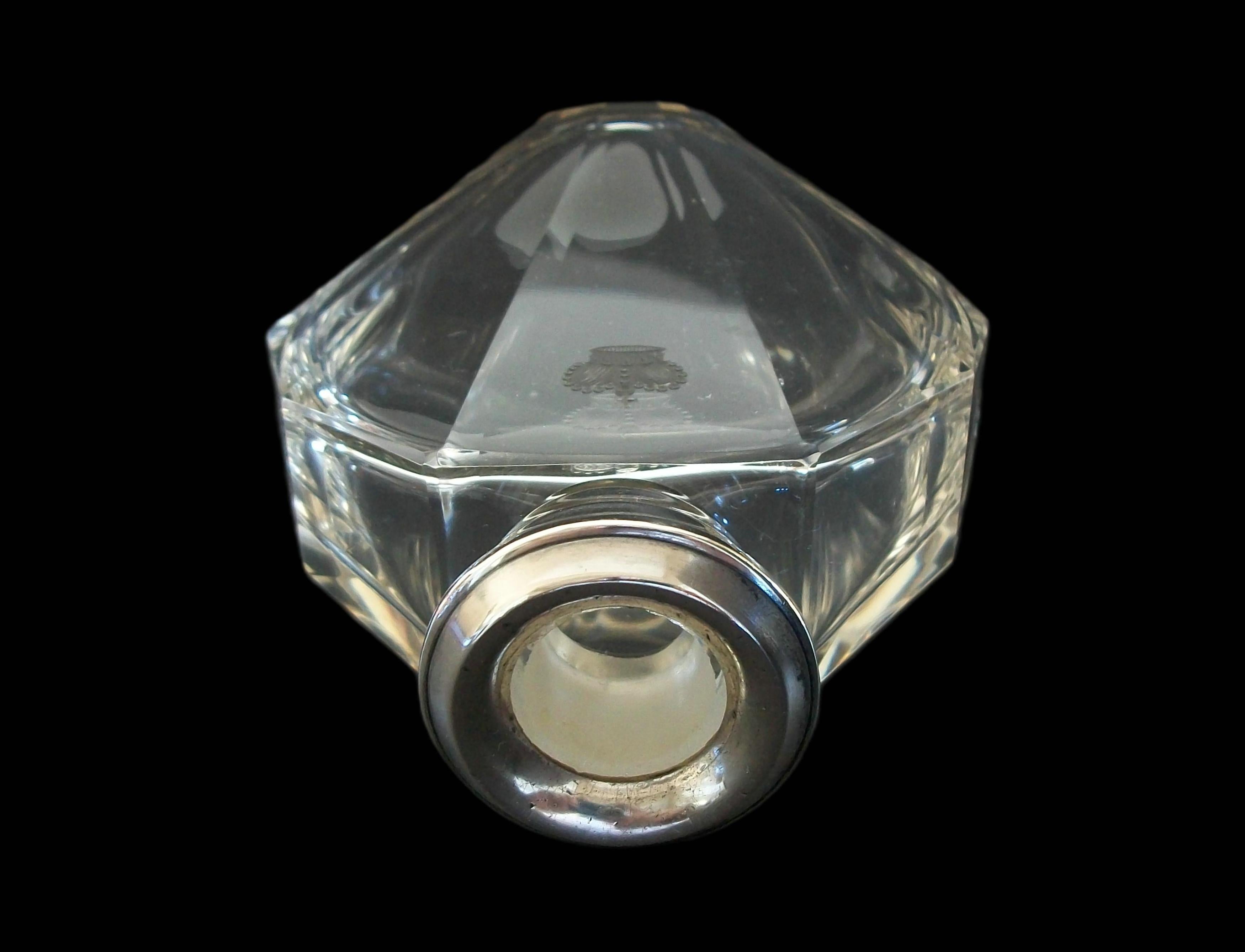 20ième siècle BACCARAT - Flacon à parfum en cristal taillé monté sur argent royal - France - Circa 1925 en vente