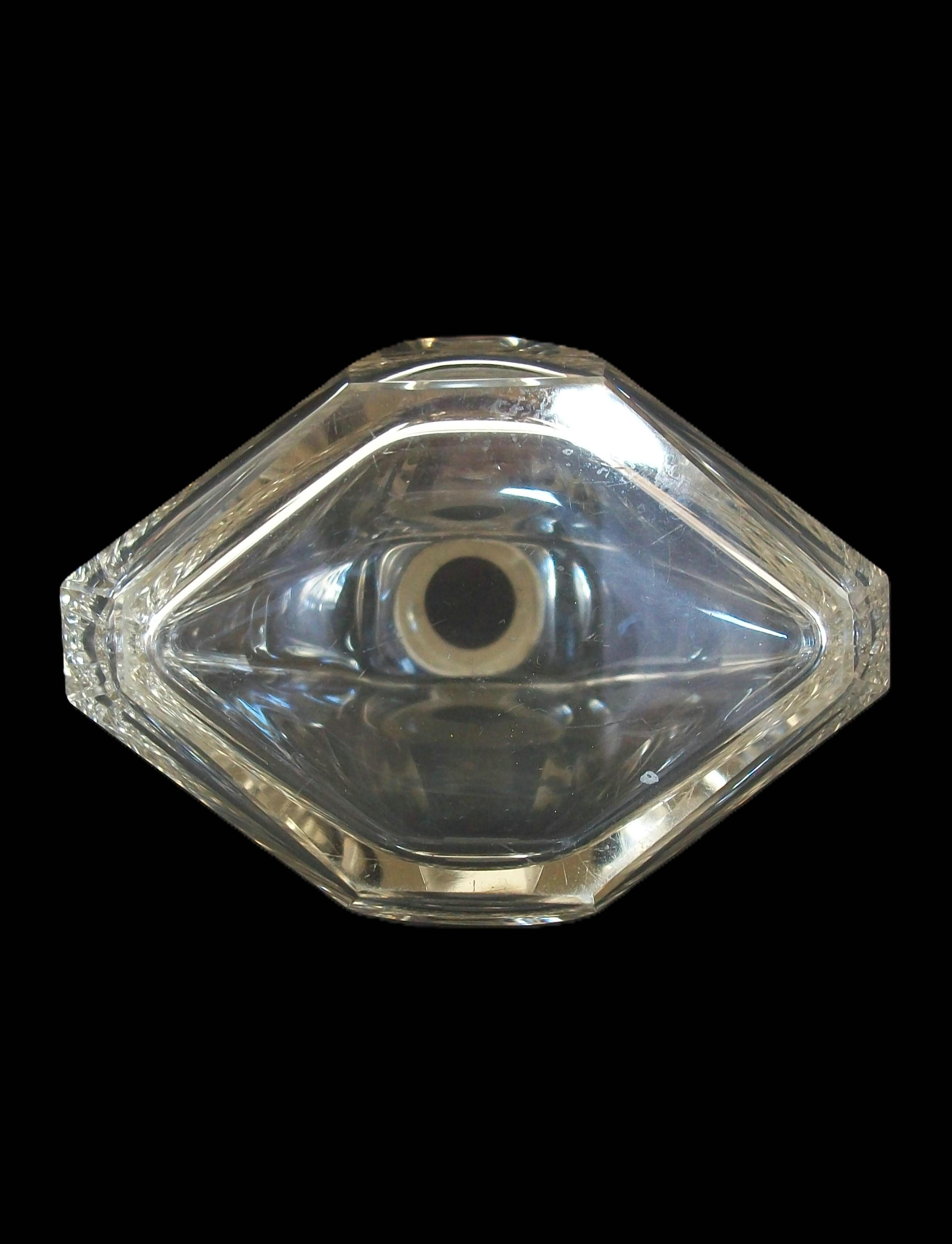 Argent sterling BACCARAT - Flacon à parfum en cristal taillé monté sur argent royal - France - Circa 1925 en vente