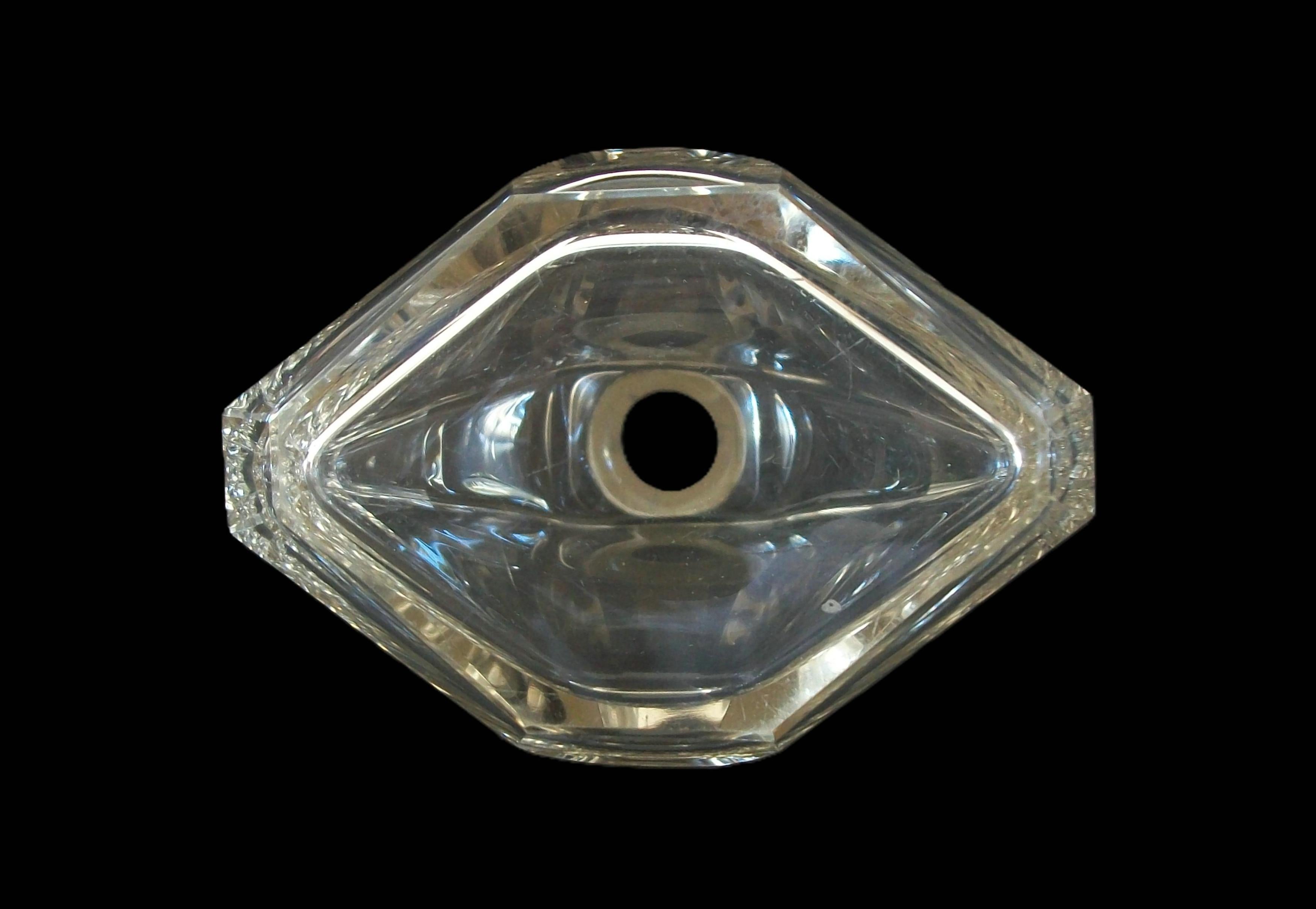 BACCARAT - Flacon à parfum en cristal taillé monté sur argent royal - France - Circa 1925 en vente 1