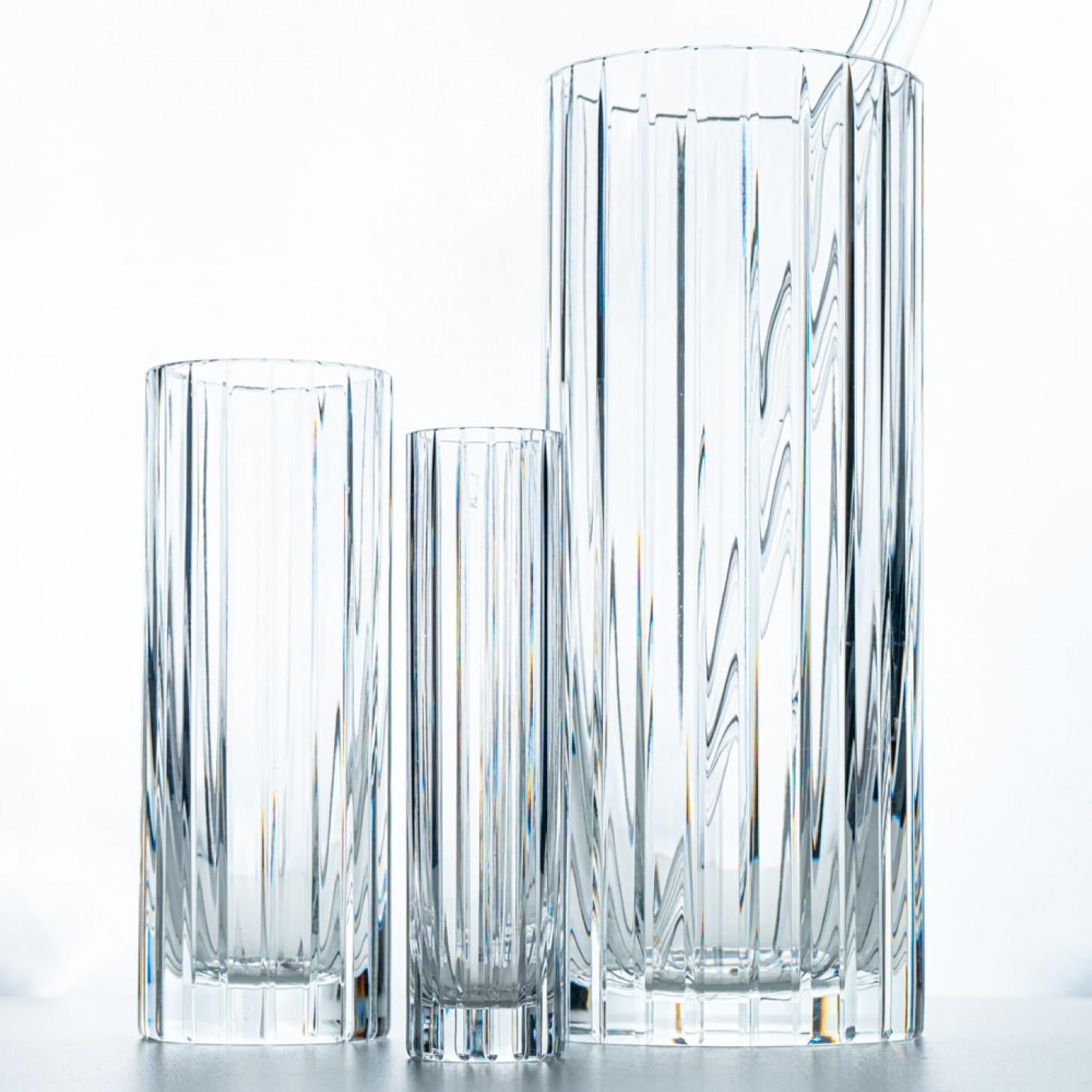 Magnifiques vases en cristal signés Baccarat. Présenté pour la première fois en 1975, le vase harmonie revient sur le devant de la scène avec sa taille verticale et sa forme cylindrique, parfaite pour les petits bouquets.

Style Art déco.

Hauteur
