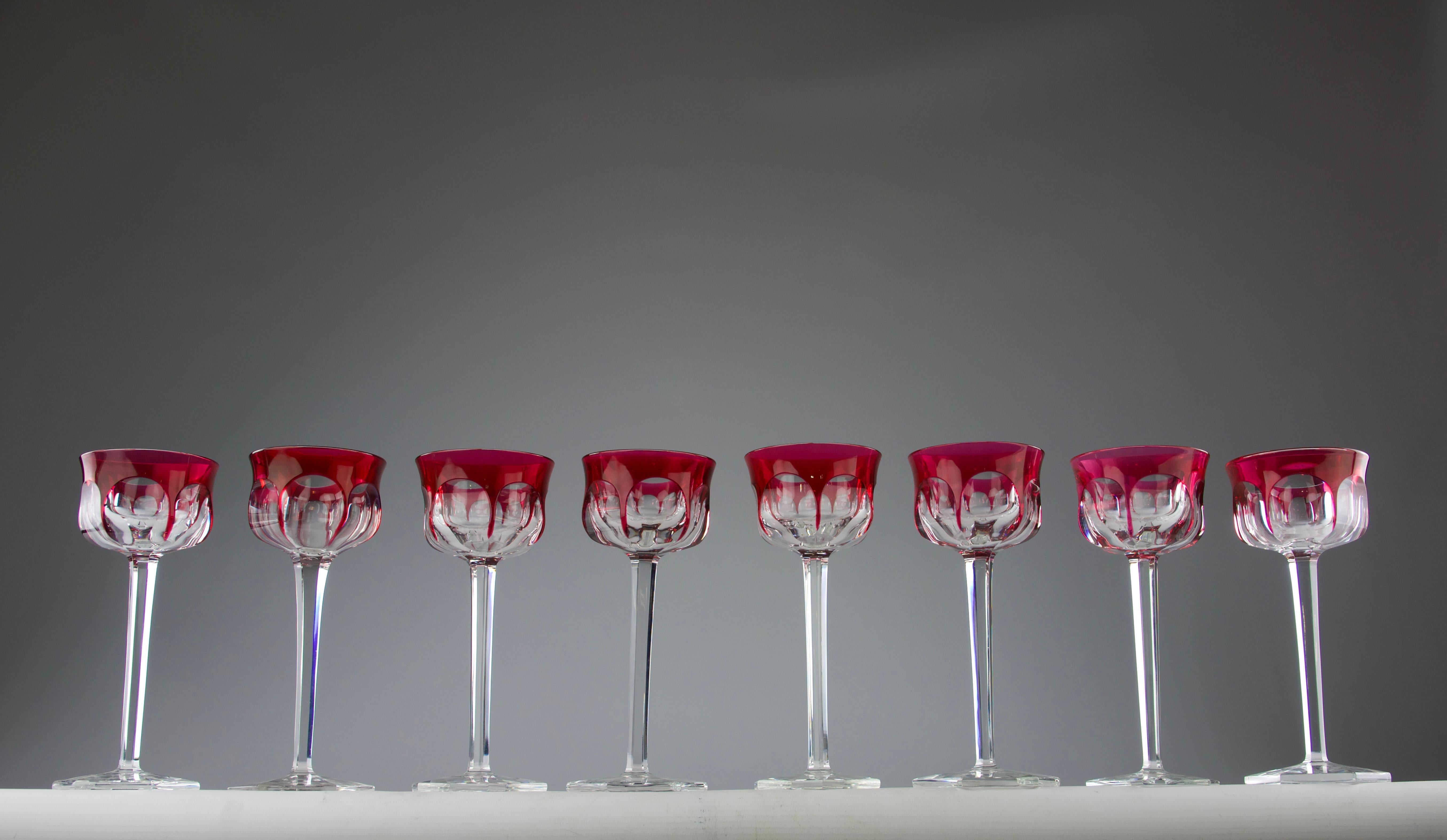Precioso juego de 8 copas de vino Baccarat Malmaison Rhin de los años 70. Pie y tallo cónicos que dan paso a una copa florida. Firmado con el sello de Baccarat.

Excelente estado. Ligera variación en dos vasos, uno de ellos sin firmar.

Dimensiones
