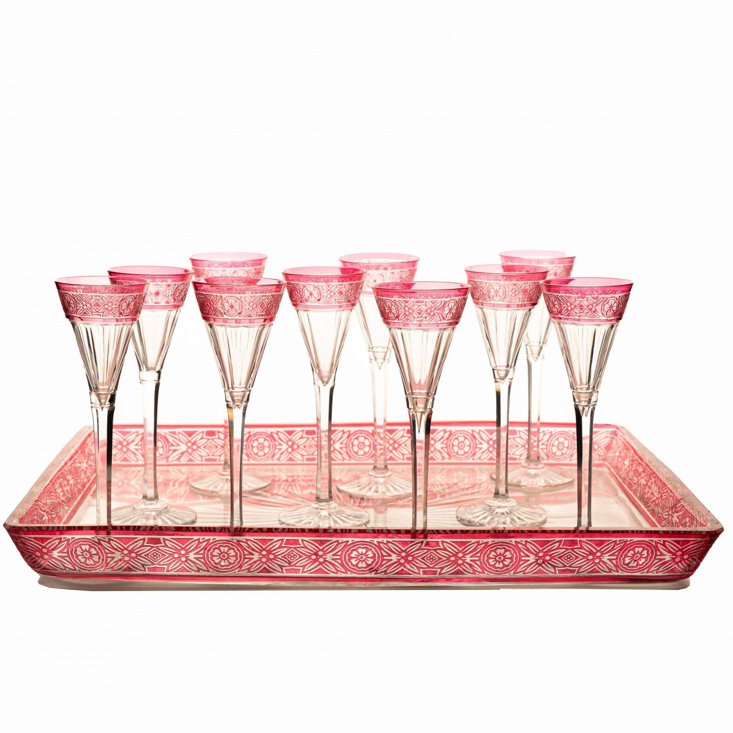 Il lusso al suo massimo, un set di 10 bicchieri da liquore di alta gamma e un piatto da portata di Baccarat. Nei colori del cremisi brillante e del cristallo chiaro. I bicchieri e il piatto da portata presentano l'intricato e complesso motivo