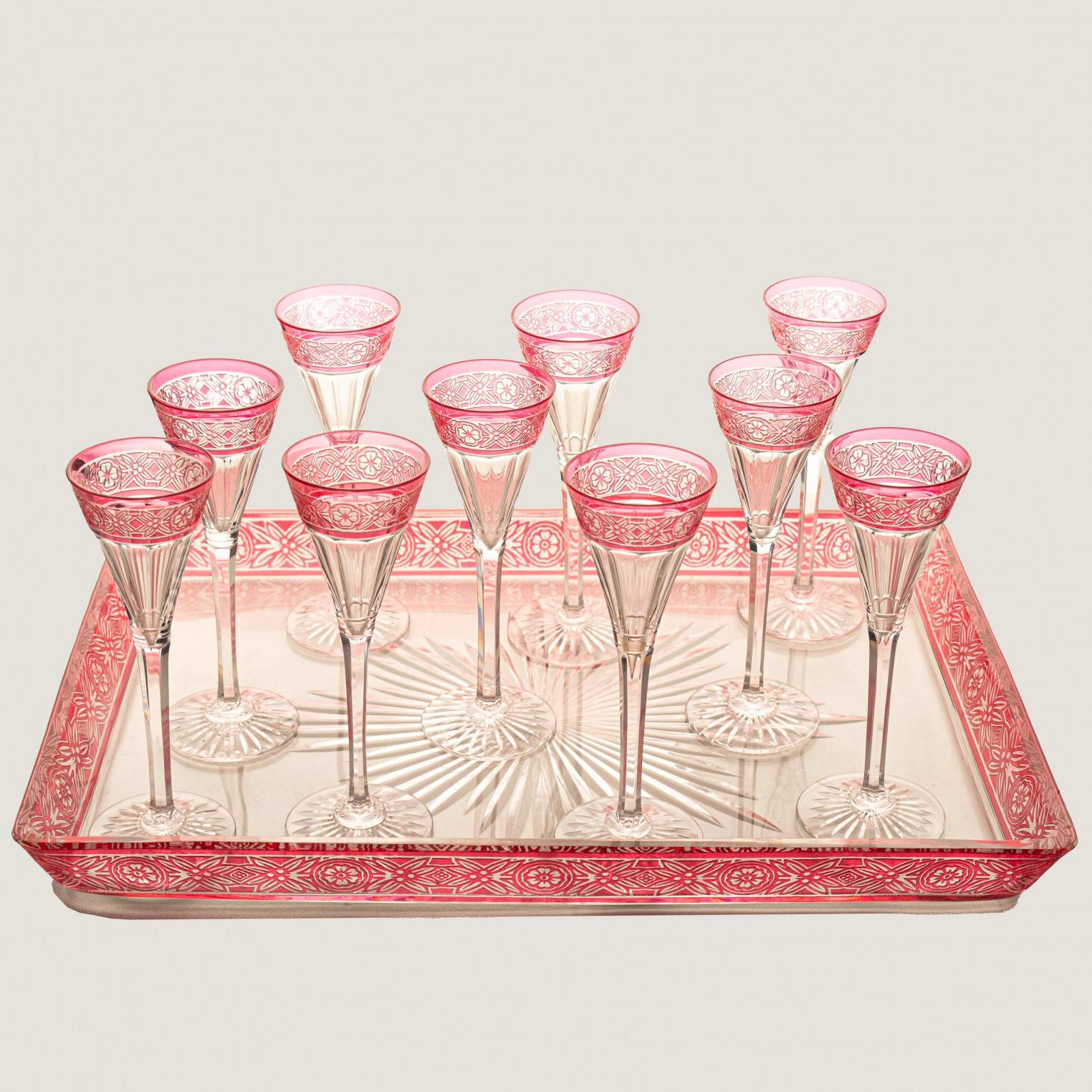 Francese Baccarat, Set di undici oggetti in cristallo sovrapposti, cremisi brillante, Francia 1920 in vendita