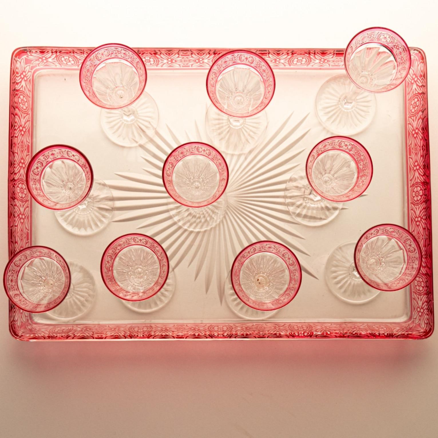 Baccarat, Set di undici oggetti in cristallo sovrapposti, cremisi brillante, Francia 1920 In condizioni buone in vendita a Rijssen, NL