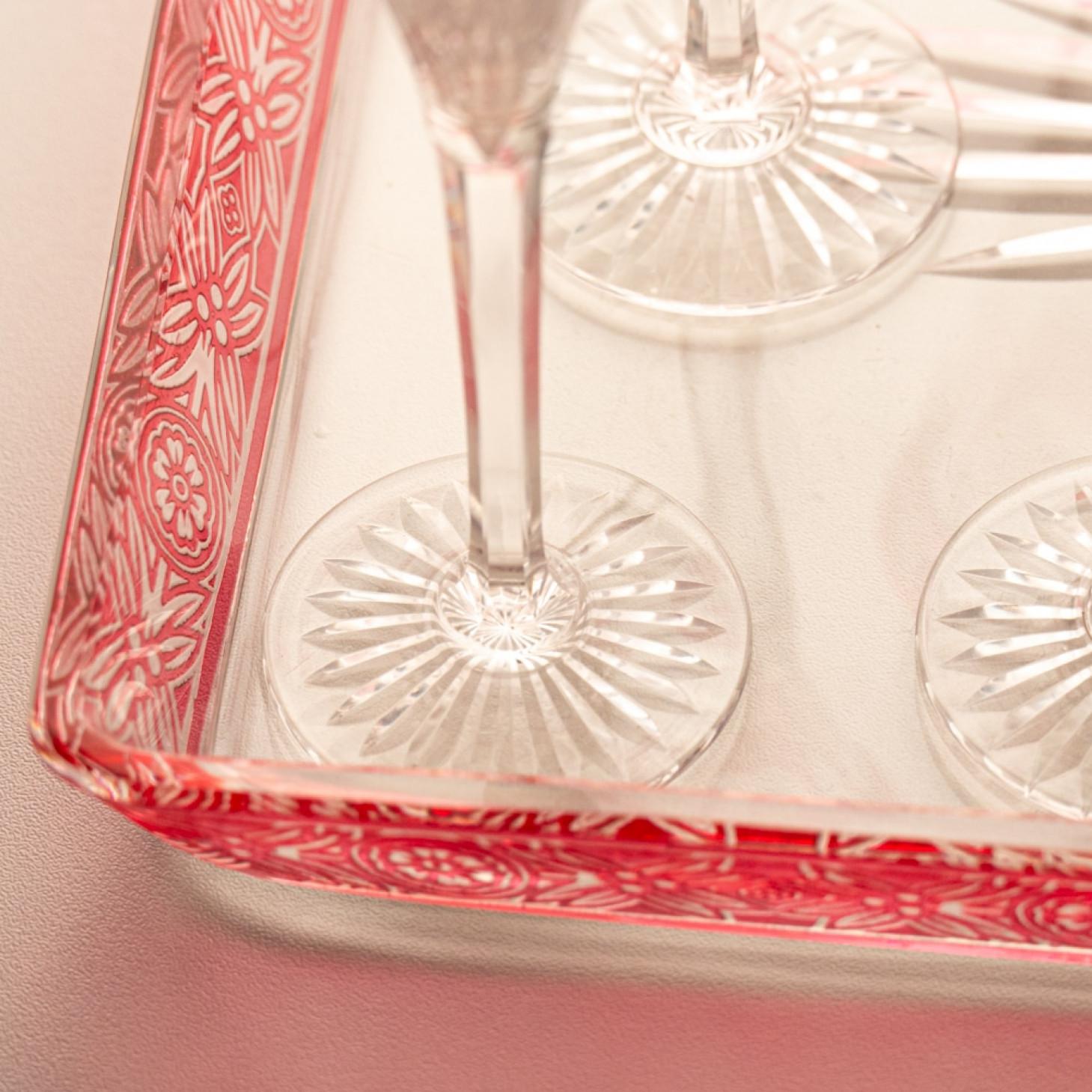 Inizio XX secolo Baccarat, Set di undici oggetti in cristallo sovrapposti, cremisi brillante, Francia 1920 in vendita