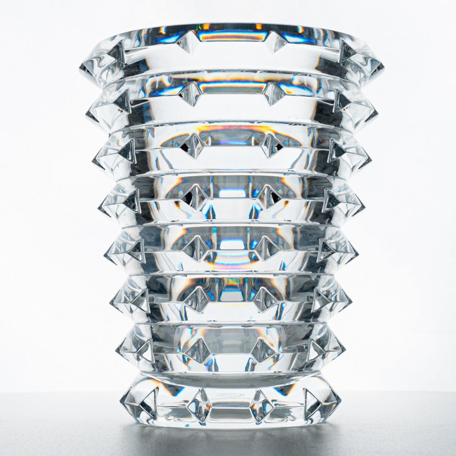 Glorifiant les effets de la lumière réfractée depuis 170 ans, les iconiques vases Baccarat et Saint Louis sont connus dans le monde entier.

Deux chefs-d'œuvre de cristal aux proportions exceptionnelles, la parure cristallise l'extraordinaire