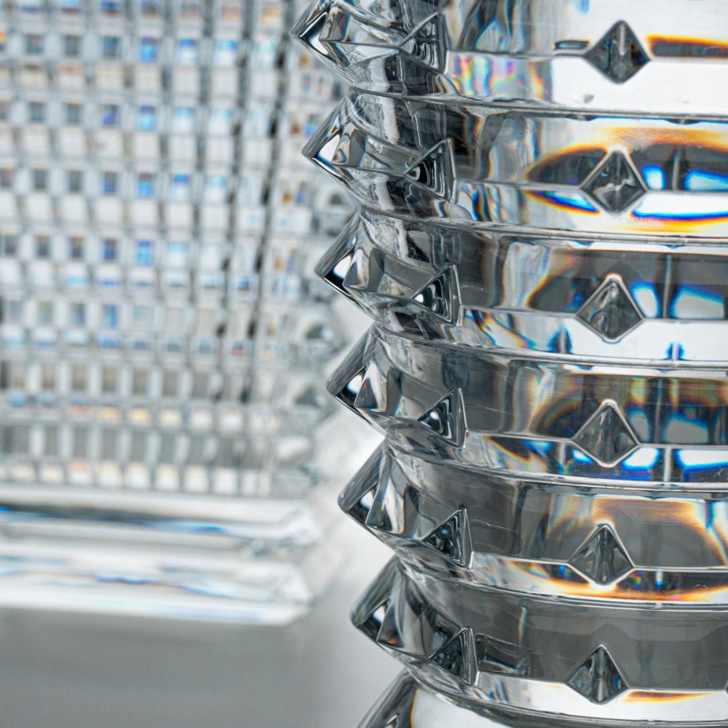 Moderne Ensemble de vases structurés en cristal clair exquis de Baccarat, France, 1990 en vente
