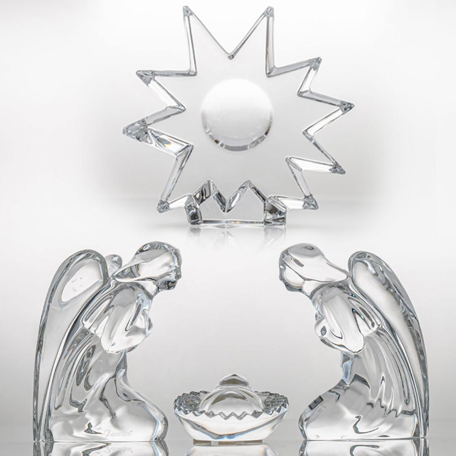 Luxus vom Feinsten, ein Sammlerstück aus dem Hause Baccarat in Frankreich.

Diese exquisite Krippe in Baccarat-Kristall fängt die Heiterkeit und Anmut der Weihnachtsgeschichte ein. Es zeigt zwei kniende Engel, eine fein gearbeitete Krippe und einen
