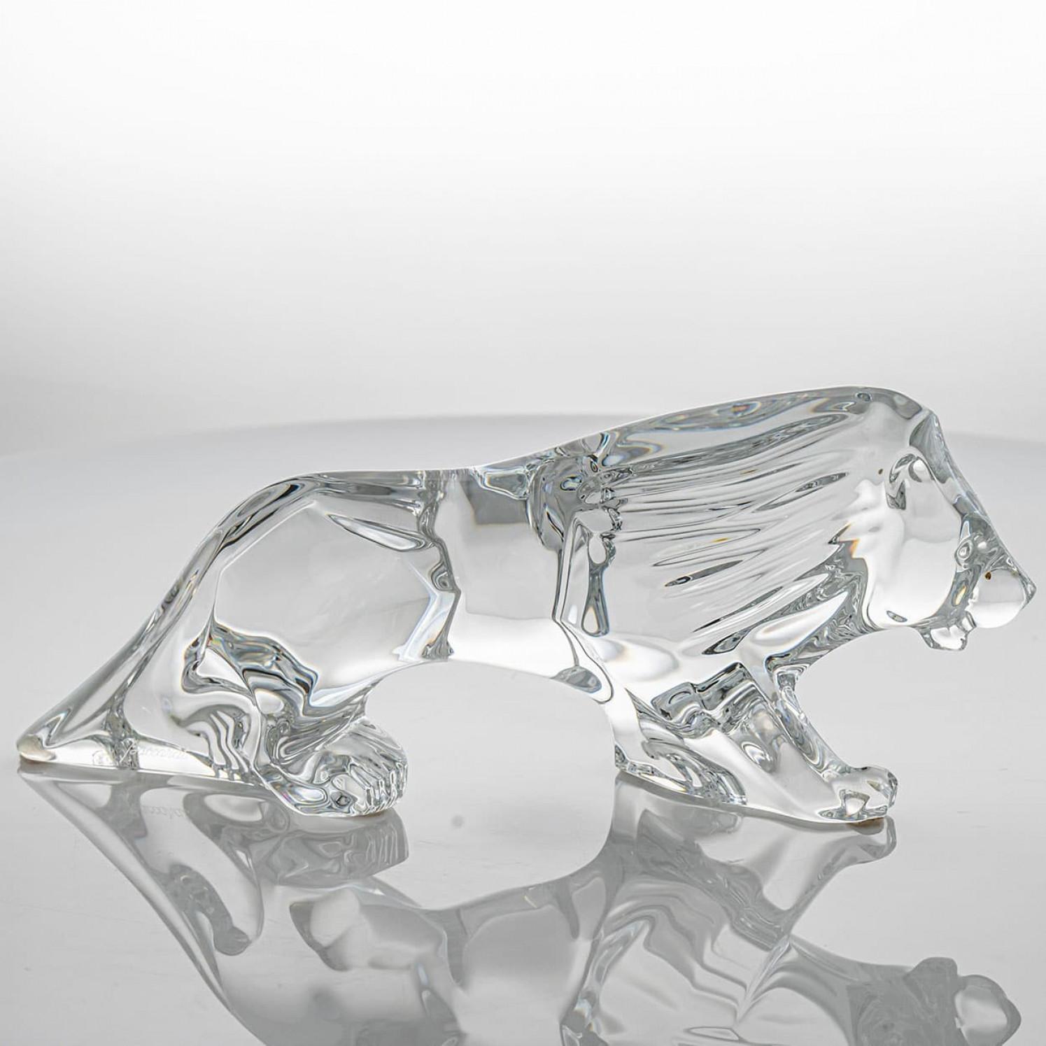 Mid-Century moderno Scultura di leone in cristallo firmata Baccarat, Francia in vendita