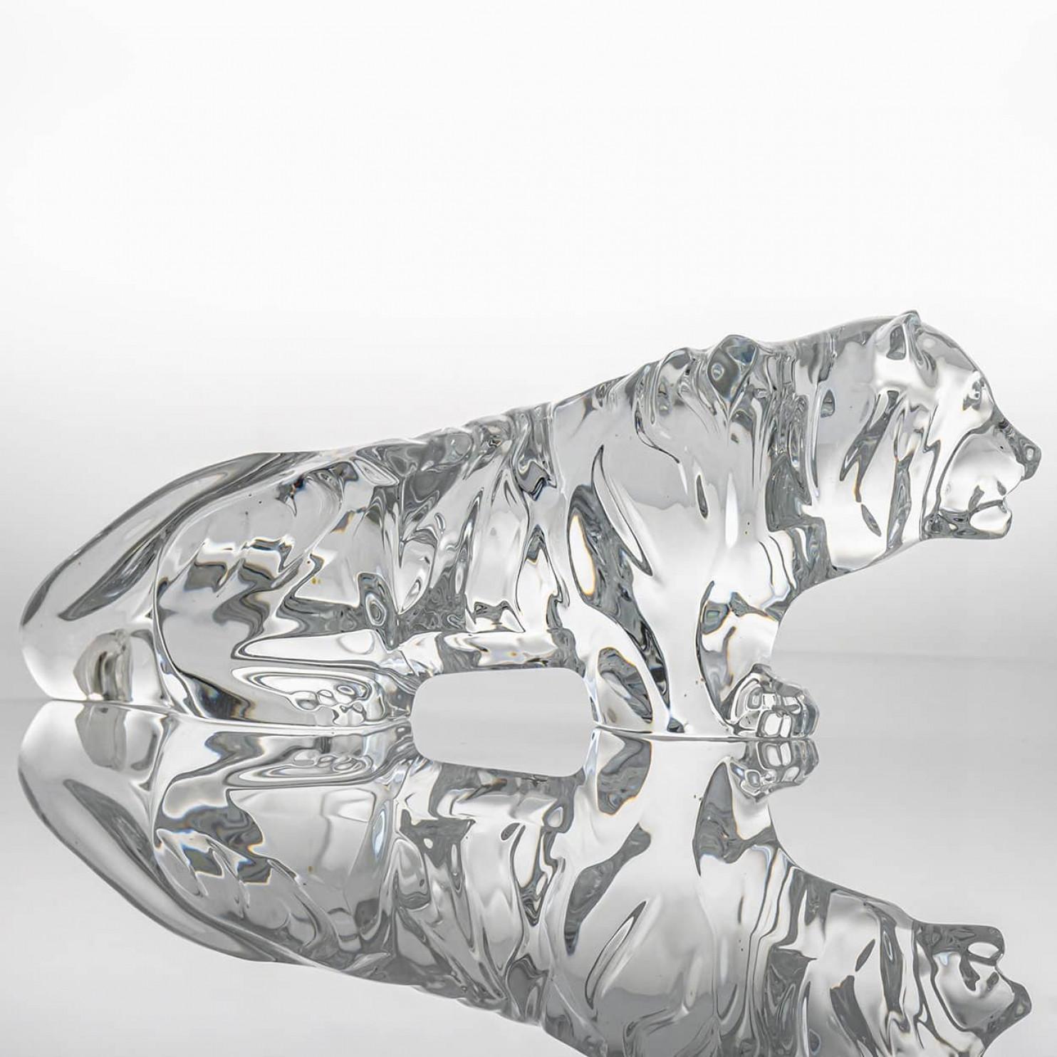 Il lusso al suo massimo, un oggetto da collezione realizzato da Baccarat in Francia. Questa tigre di cristallo è prodotta da Baccarat.

Una tigre, scolpita in cristallo trasparente di Baccarat, striscia lentamente - una perfetta incarnazione di