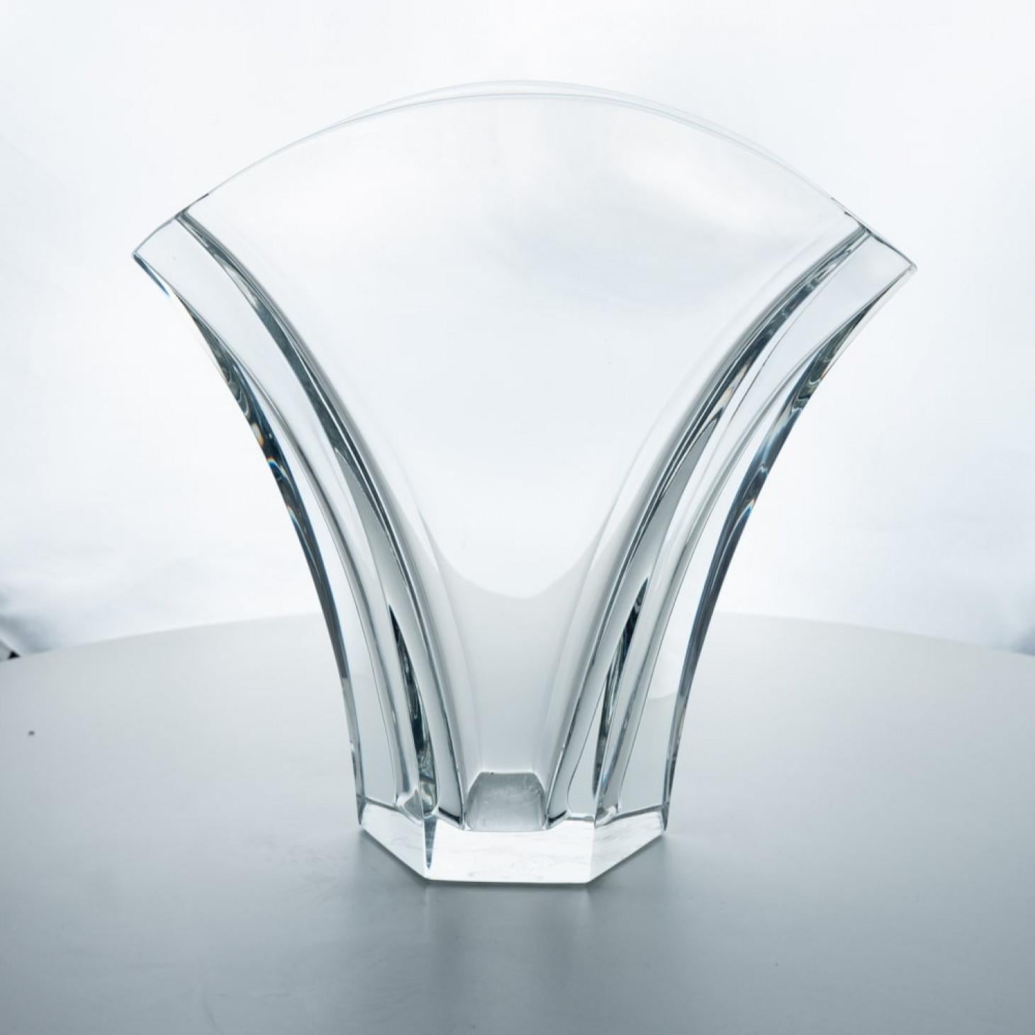 Francese Vaso di cristallo Ginkgo Grande Exquise firmato Baccarat, Francia in vendita