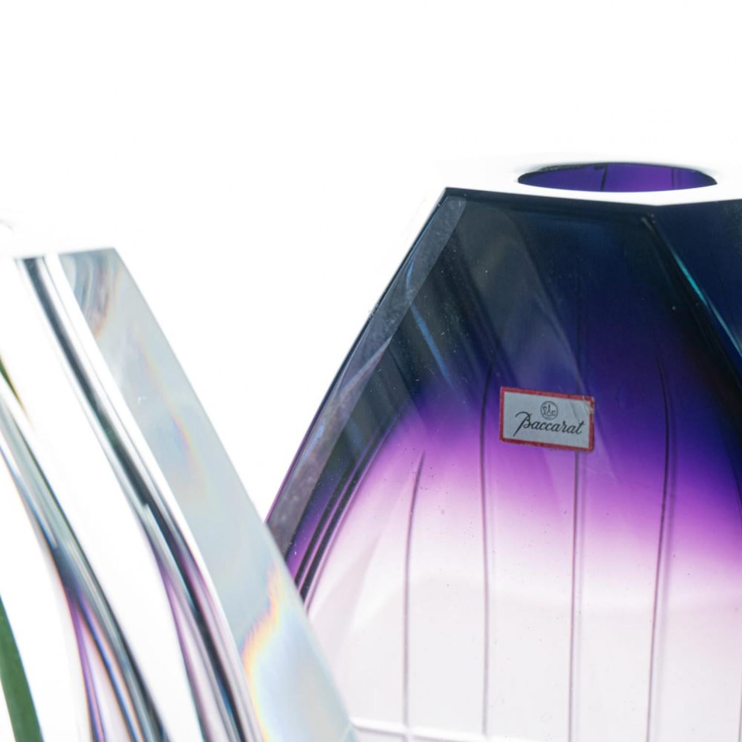 Firmato Baccarat, Set di 2 vasi in cristallo trasparente e ametista, Francia, 1980 In condizioni buone in vendita a Rijssen, NL