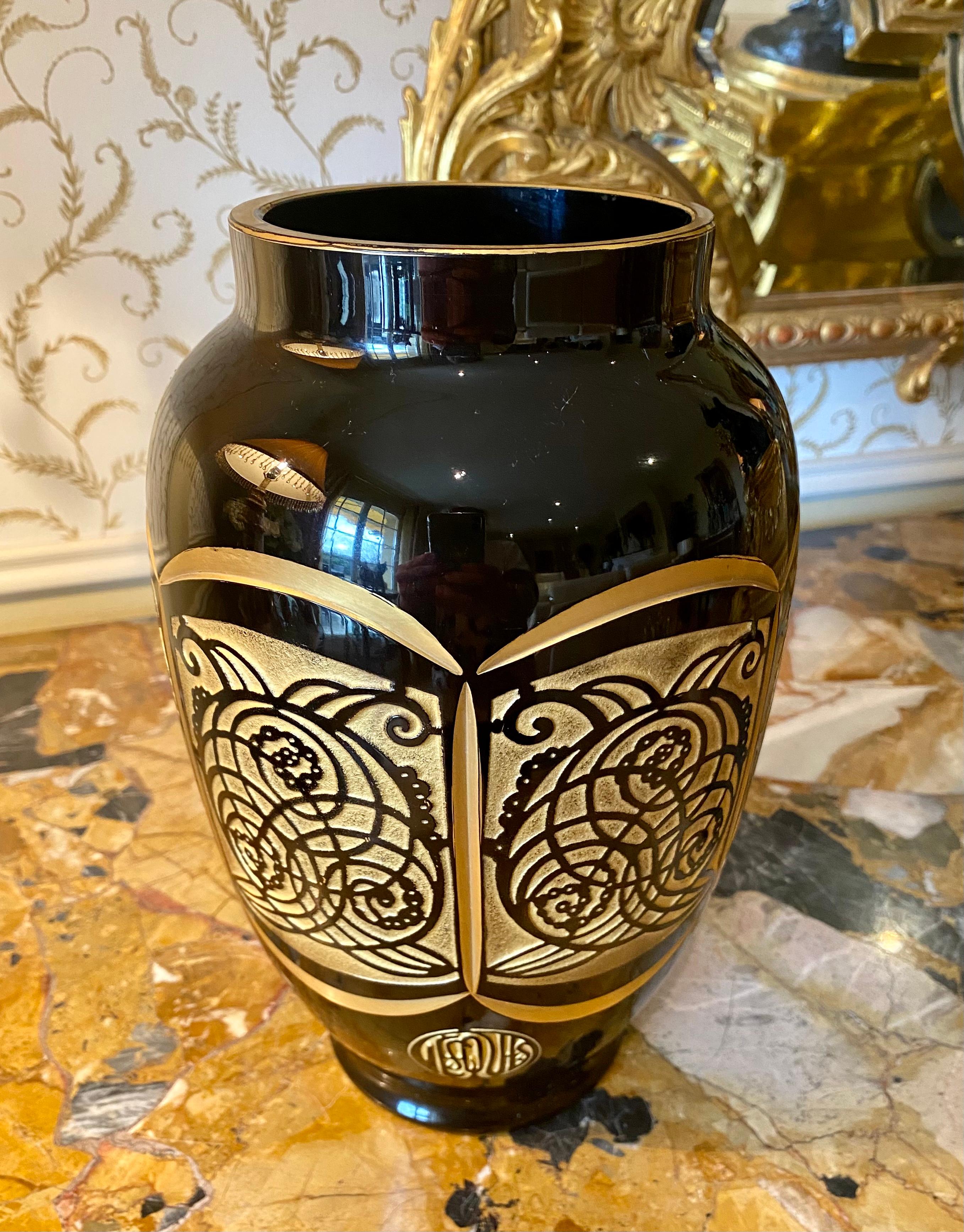 20th Century Baccarat Signed Vesques - Stylized Flowers Vase For Sale