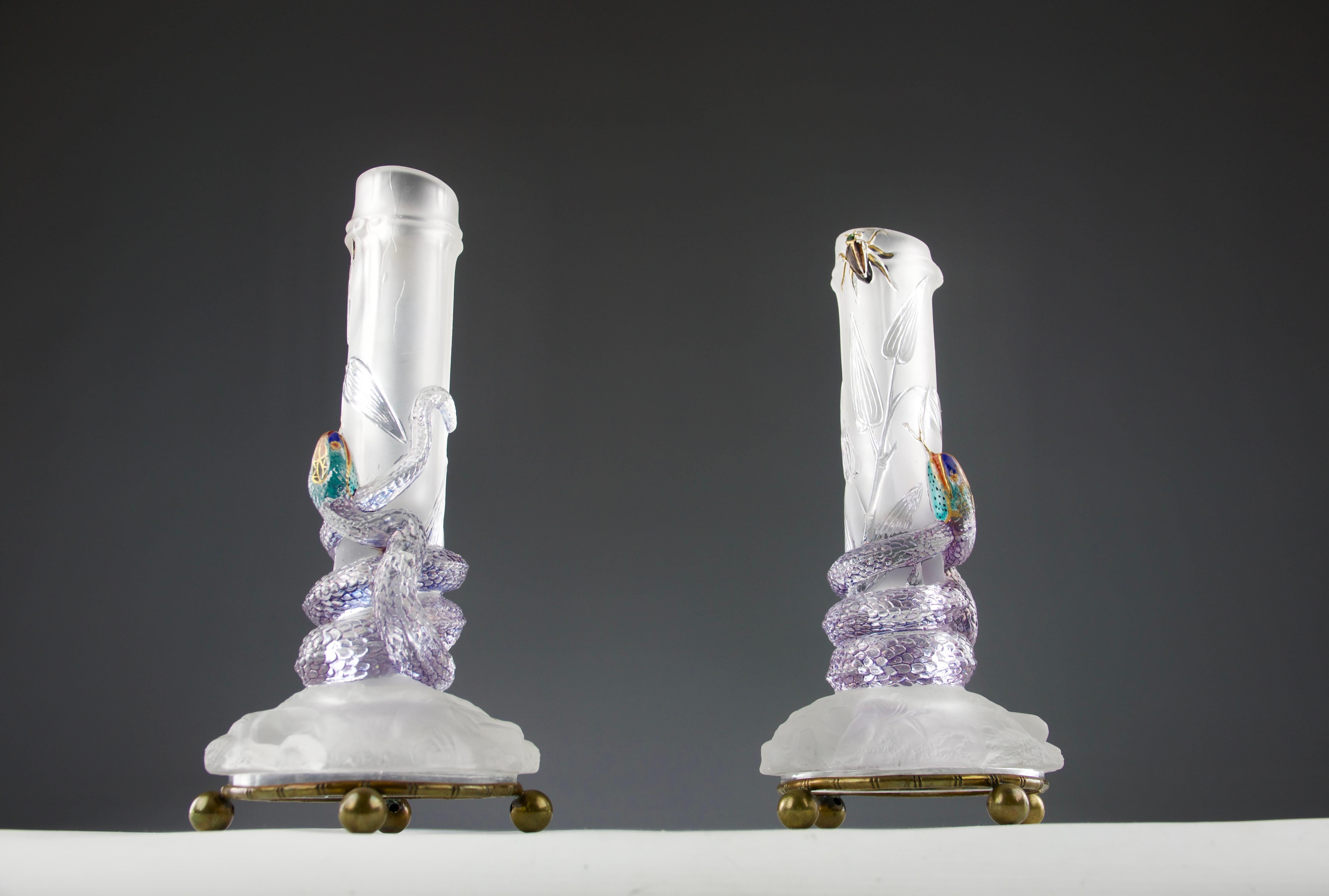 Superbi e rari vasi Baccarat. Decorazioni di serpenti smaltati che inseguono scarabei su un vaso soliflores a forma di bambù e fogliame, Art Nouveau francese Fine Ottocento. Entrambi i vasi poggiano su una base metallica scolpita che ricorda il