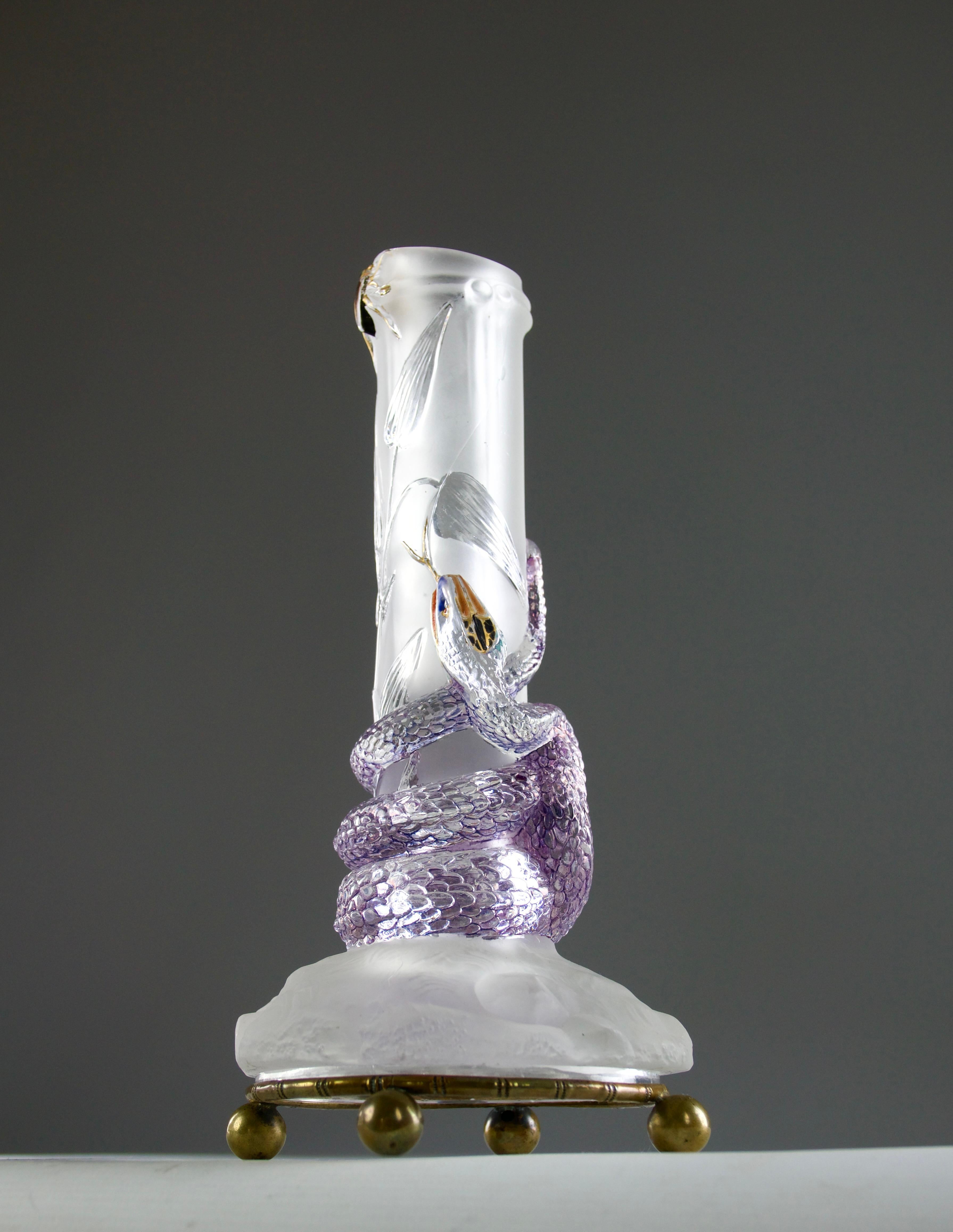 Intagliato a mano Baccarat, Vaso con serpente e scarabeo Soliflores, Art Nouveau francese Fine 1800 in vendita