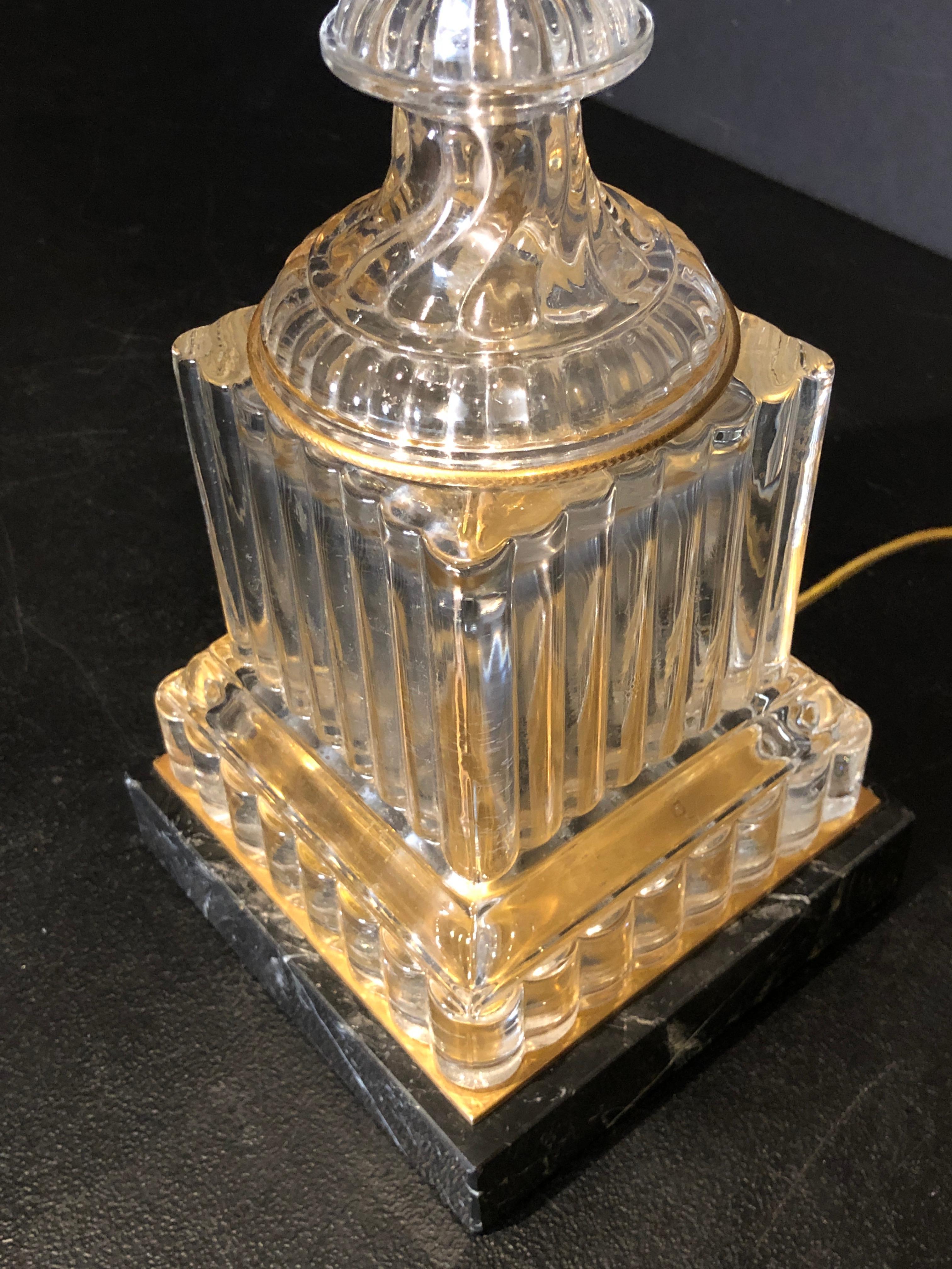 Doré Lampe de table en forme d'urne spirale en cristal de Baccarat en vente