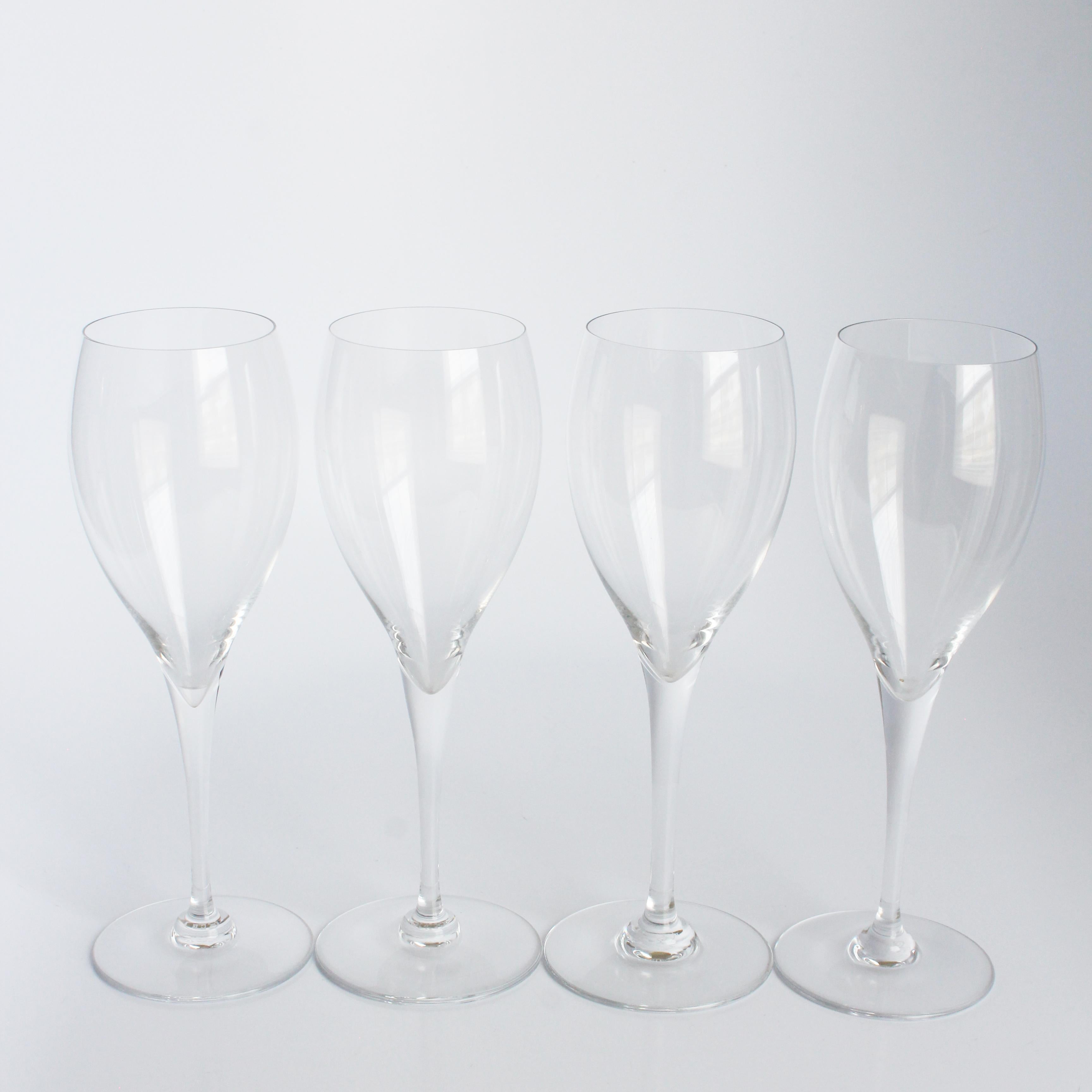 Flûtes à champagne ou tulipes d'occasion authentiques de Baccarat à motif St. Remy, probablement fabriquées dans les années 80. Fabriqués en cristal, ces élégants verres à pied ajouteront une touche de luxe à vos rassemblements et célébrations !