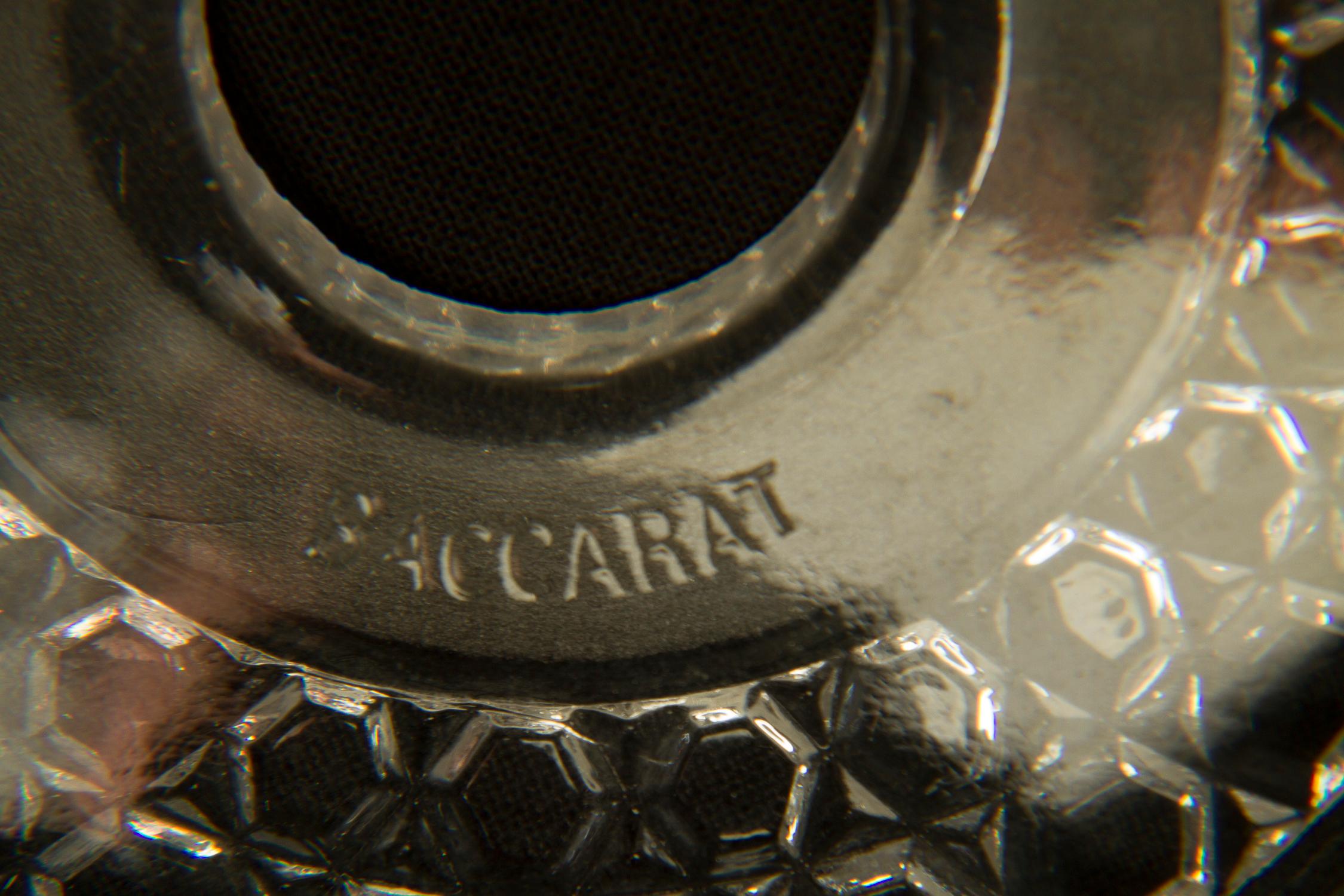 Dieser elegante 6-flammige Kronleuchter aus Bronze und Kristall im Louis XVI-Stil verfügt über Kristallbögen mit dem berühmten Markenzeichen Baccarat