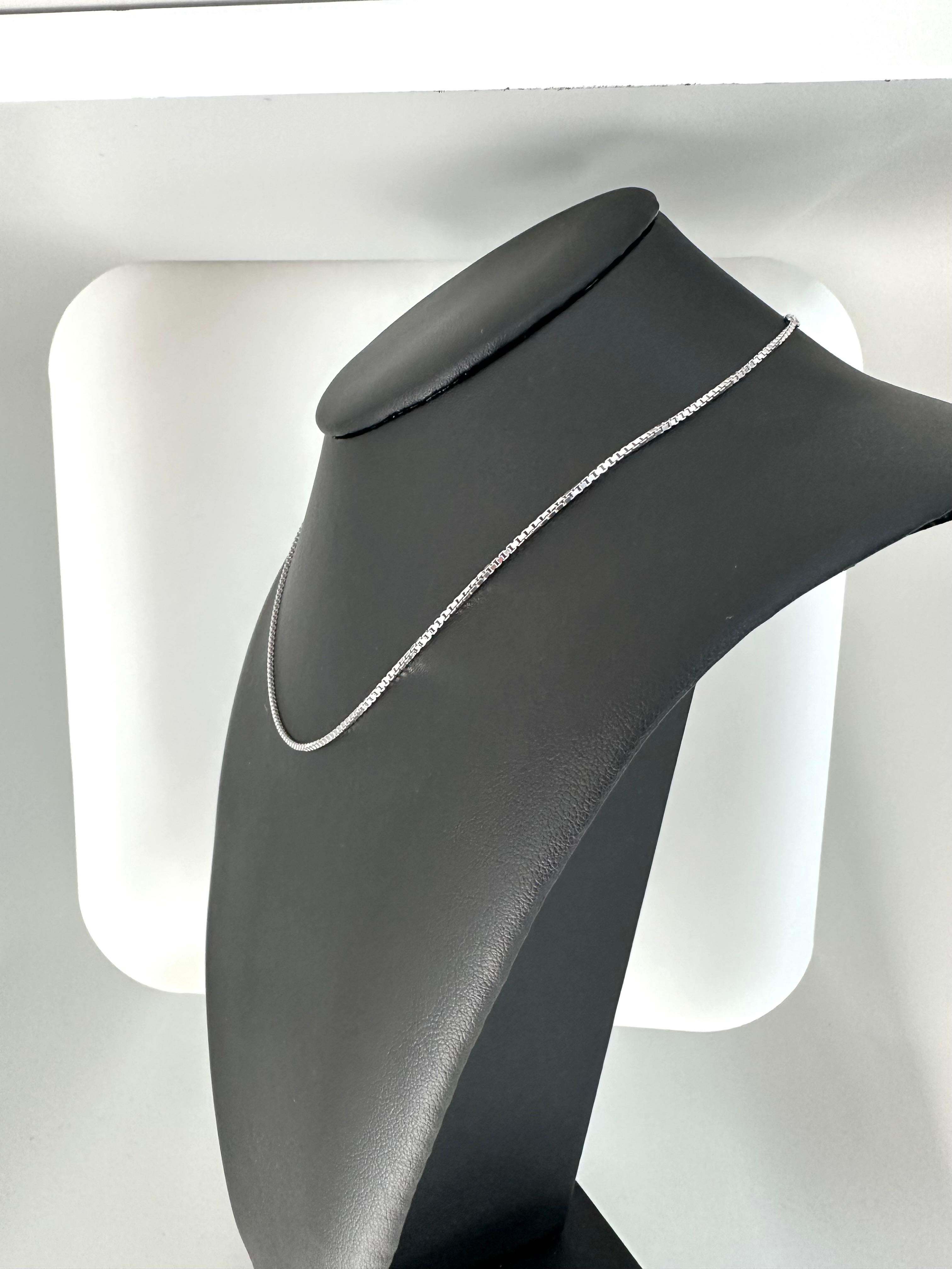 Lunghezza della catena: 38 cm e 42 cm

La catena Baccarat Sterling Silver è un accessorio raffinato che incarna una sobria eleganza. Realizzata in argento sterling di alta qualità, questa catena presenta una finitura elegante e lucida, offrendo un